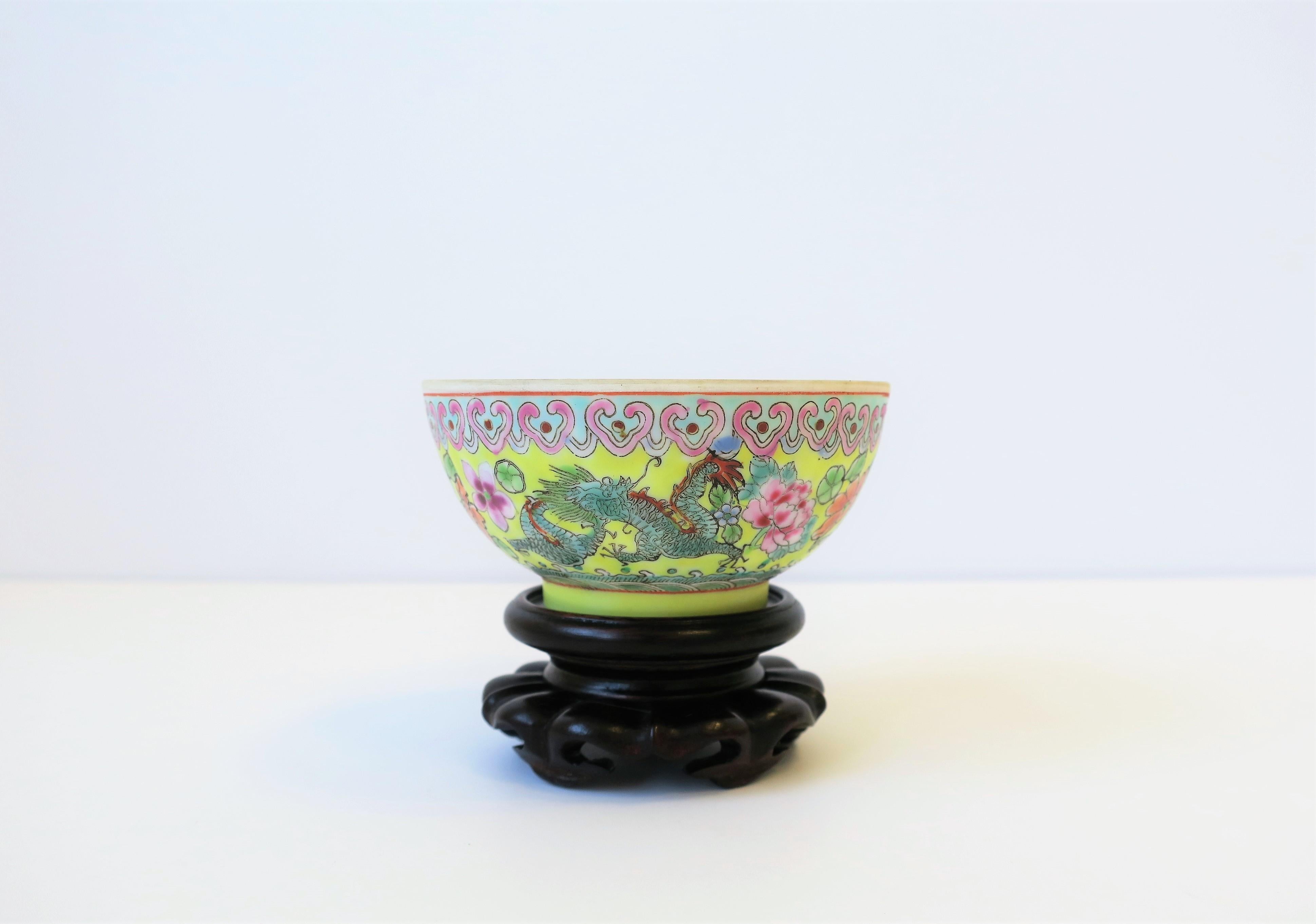 Qing Chinese Porcelain Famille Rose Bowl with Dragon Design