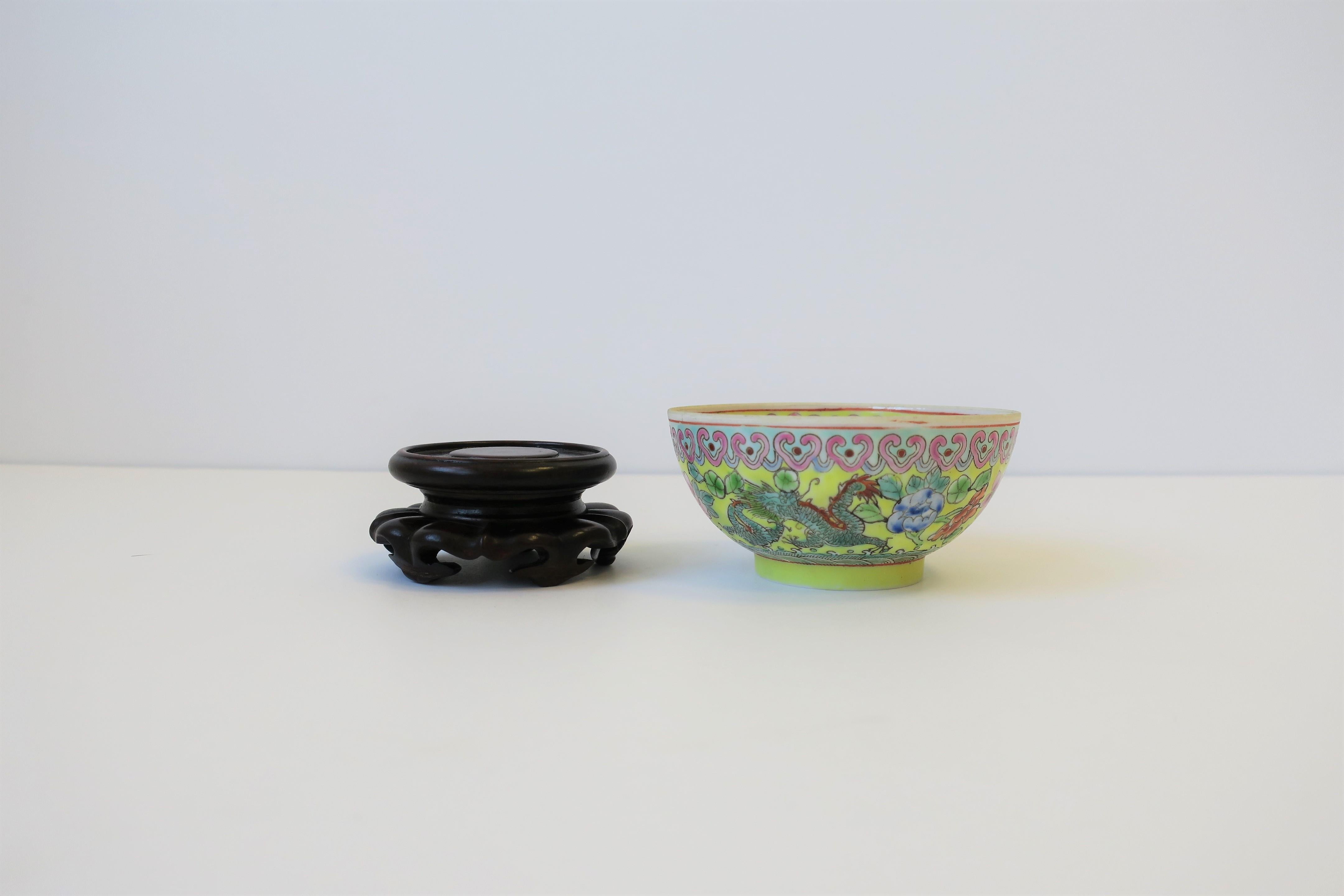 Chinese Porcelain Famille Rose Bowl with Dragon Design In Excellent Condition In New York, NY