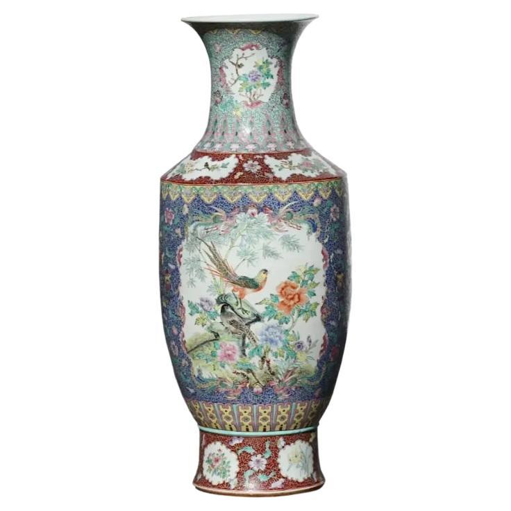 Chinesische Famille-Rose-Korallenvase aus Porzellan