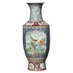 Vase en porcelaine chinoise à fond corail Famille Rose