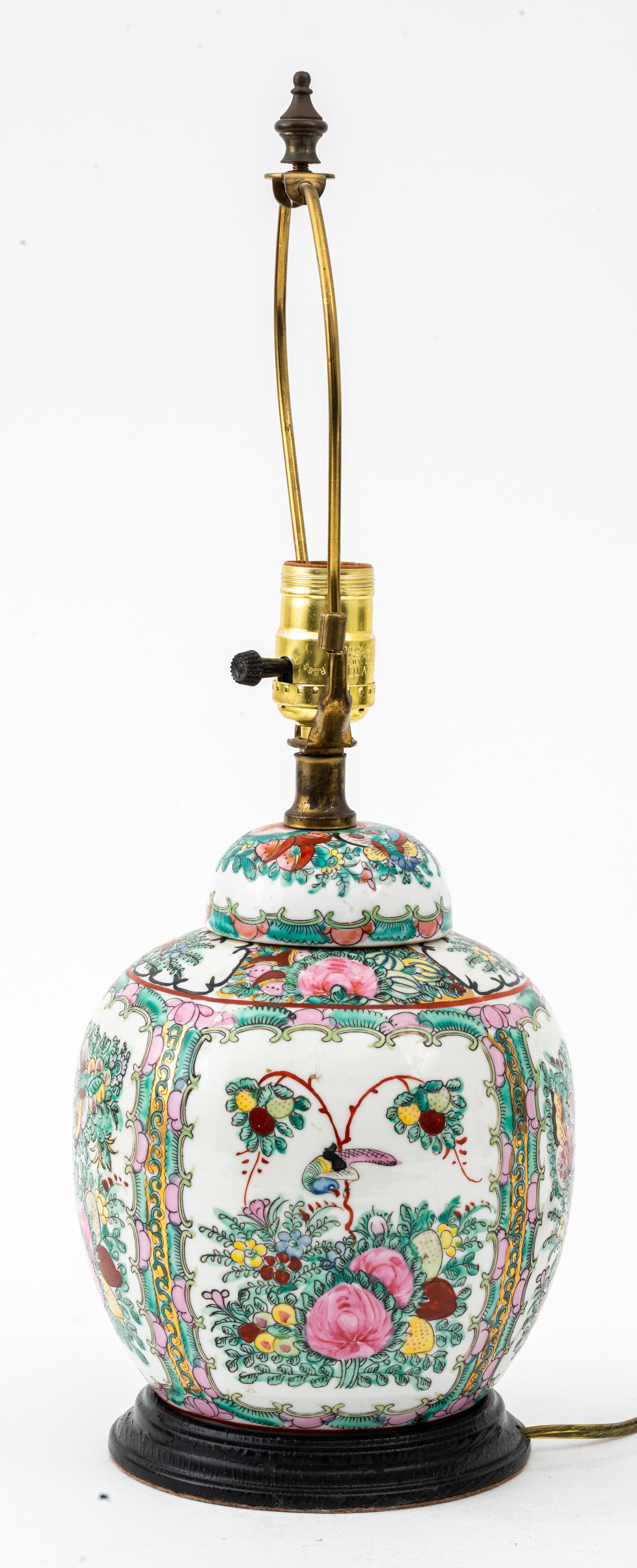 Chinese porcelain famille rose ginger jar lamp, with motifs of butterflies and birds, on wooden base. Measures: 18.5