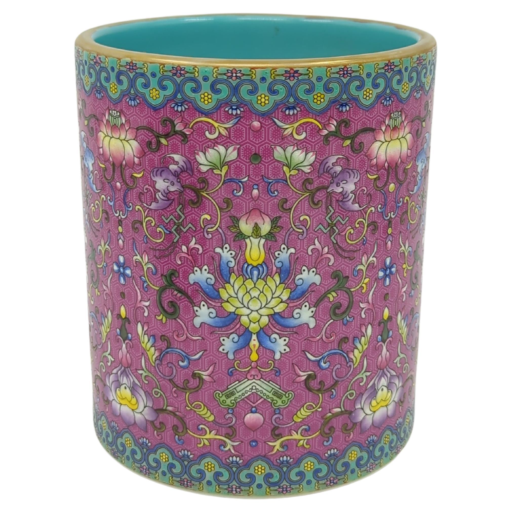 Porcelana china Famille Rose Esgrafiado Violeta Fondo Bitong Fina Decorada 20c en venta 2