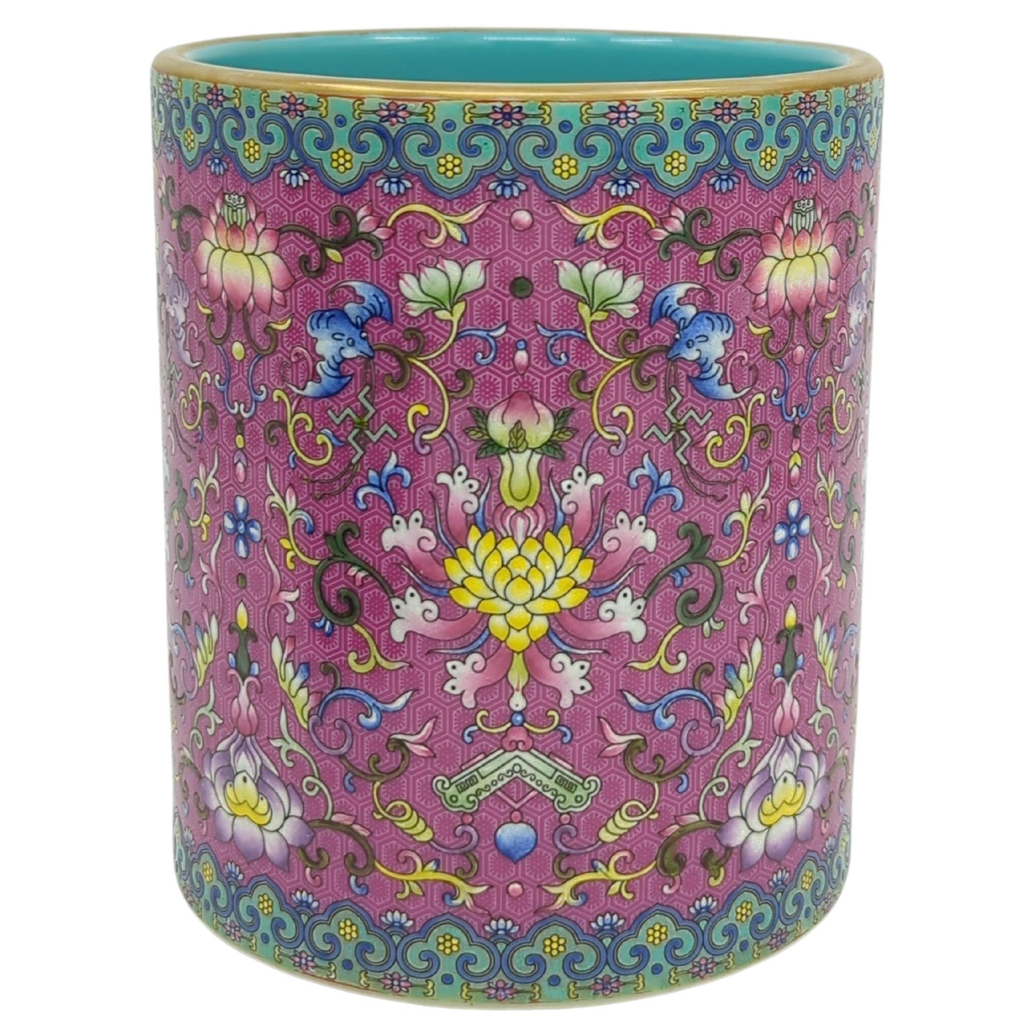 Porcelaine chinoise Sgraffite Famille Rose pour fond violet Bitong finement décorée 20c