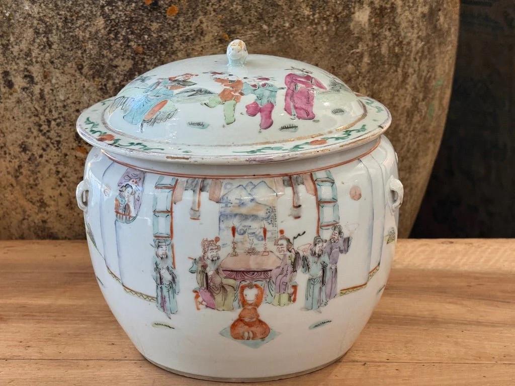 Jarre à couvercle en porcelaine chinoise de la famille rose, dynastie Qing, 18e-19e s. Décorée de personnages dans un paysage et d'intérieurs. Avec une marque sur le dessous. Hauteur 8 1/2in ; diamètre 9in

