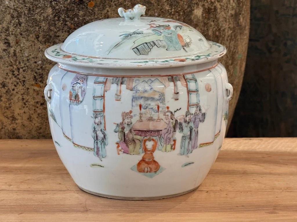 Chinois Jarre à couvercle en porcelaine chinoise de la famille rose, dynastie Qing, 18e-19e C. en vente