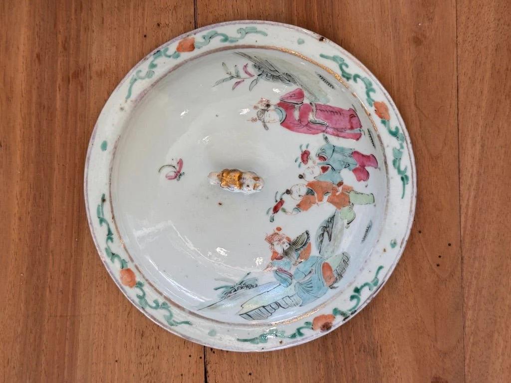 Jarre à couvercle en porcelaine chinoise de la famille rose, dynastie Qing, 18e-19e C. Bon état - En vente à Charlottesville, VA