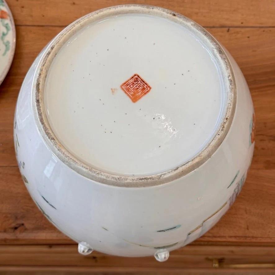 XIXe siècle Jarre à couvercle en porcelaine chinoise de la famille rose, dynastie Qing, 18e-19e C. en vente