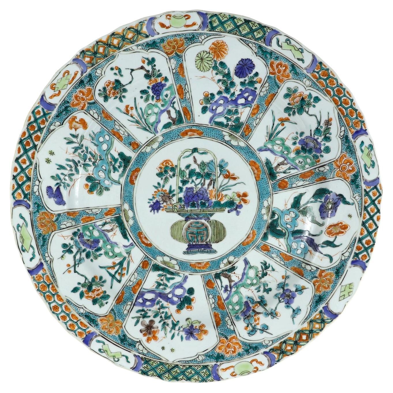 Grand plat « Corbeille fleurie » en porcelaine chinoise Famille Verte, période Kangxi