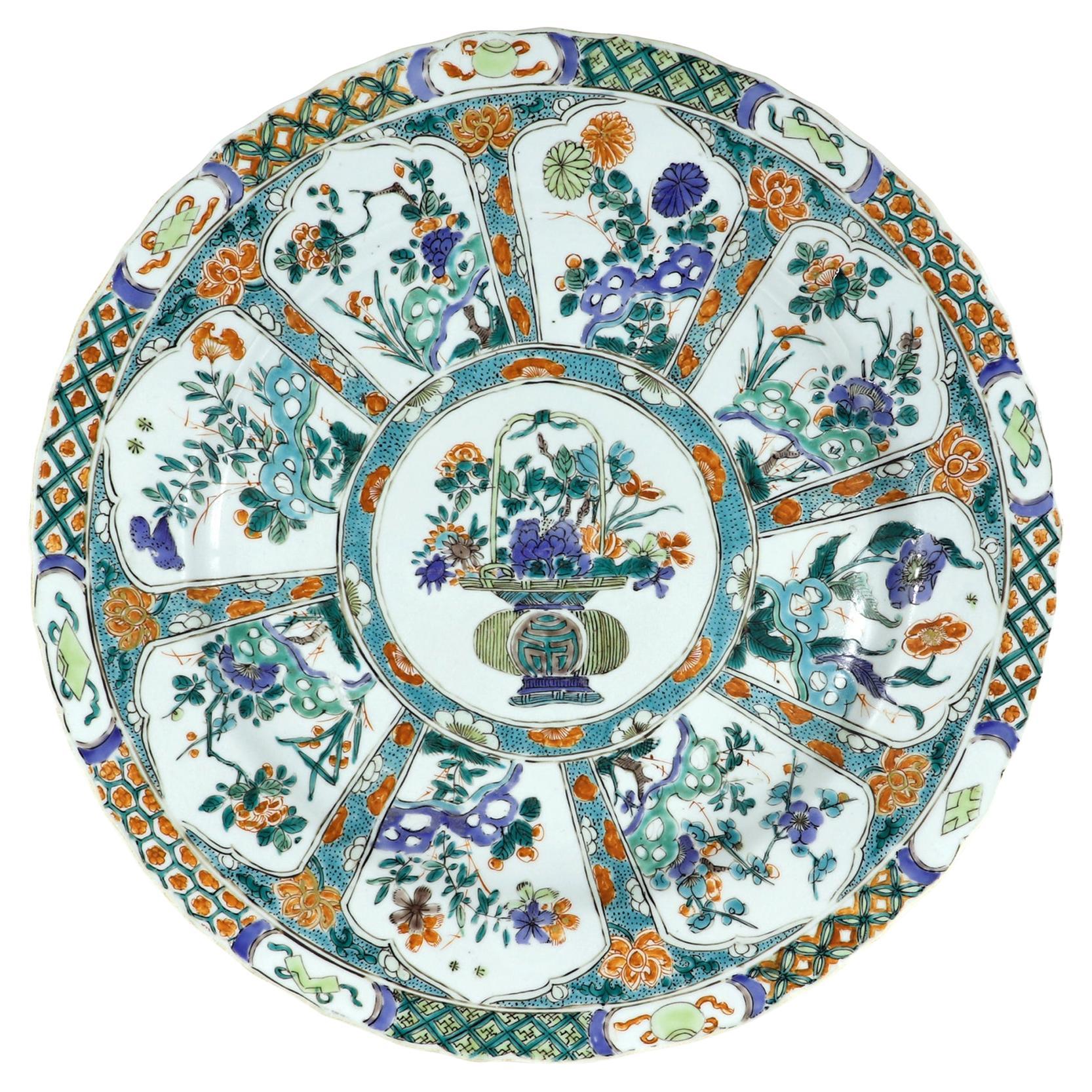 Grand plat « Corbeille fleurie » en porcelaine chinoise Famille Verte, période Kangxi