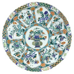 Plato grande de porcelana china Famille Verte "Cesta de flores", Periodo Kangxi