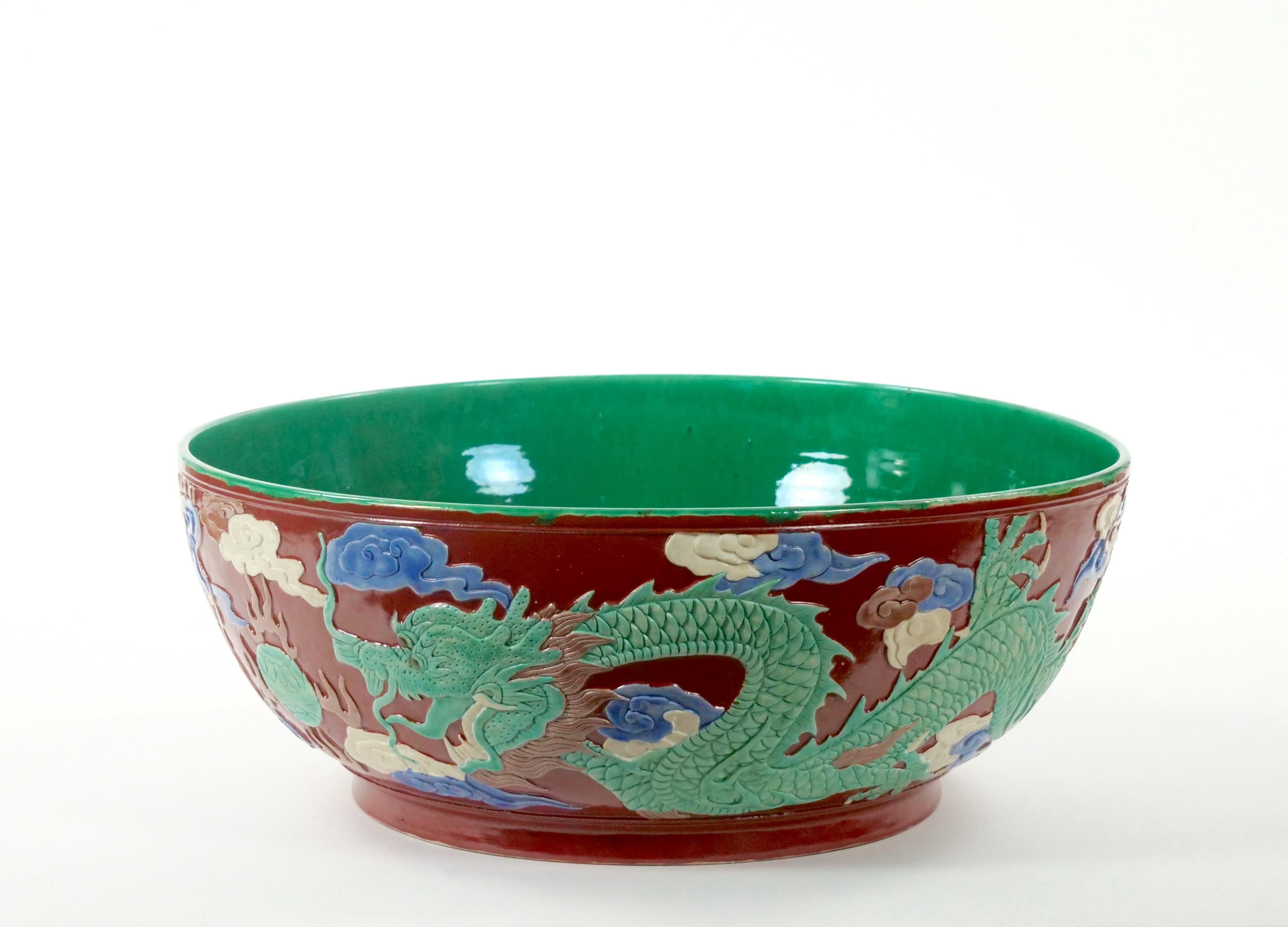 Grand bol de centre de table en porcelaine chinoise Famille Verte en vente 3