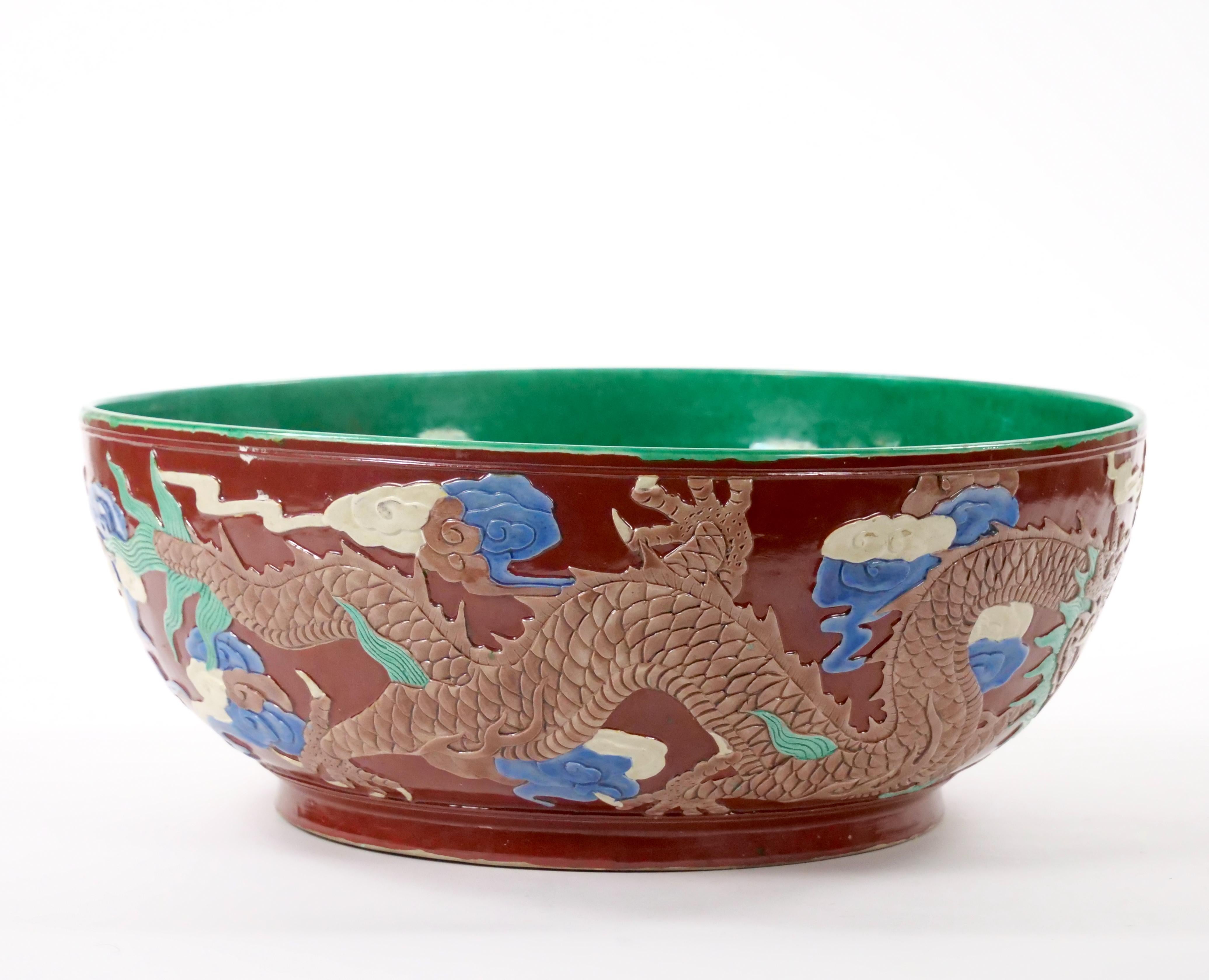 Cette exquise coupe centrale en porcelaine chinoise famille verte du XIXe siècle est un exemple remarquable de l'artisanat traditionnel et de l'art décoratif. Avec un diamètre généreux de 17 pouces et une hauteur de 7 pouces, ce bol constitue une
