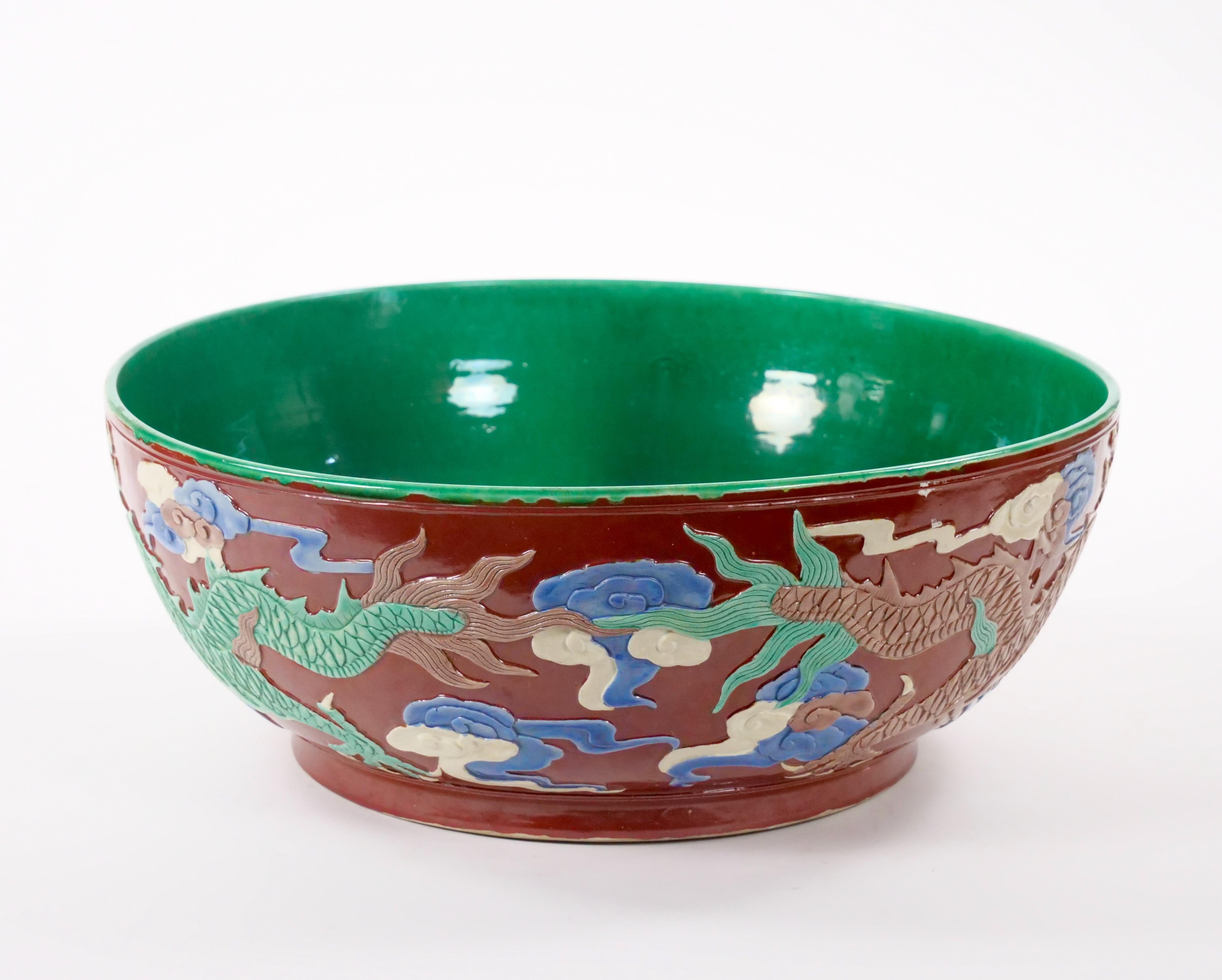 Chinois Grand bol de centre de table en porcelaine chinoise Famille Verte en vente
