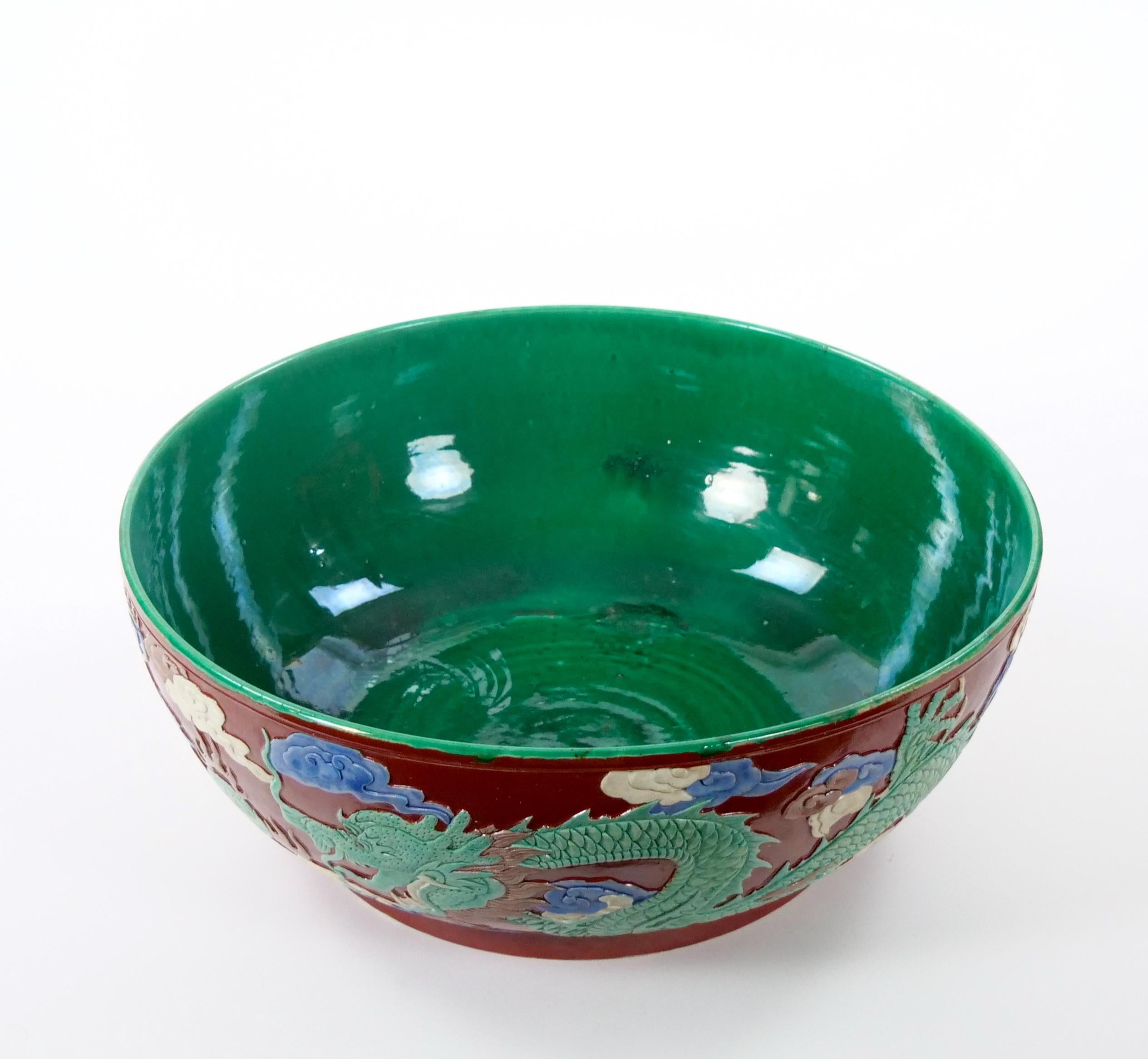 Vernissé Grand bol de centre de table en porcelaine chinoise Famille Verte en vente