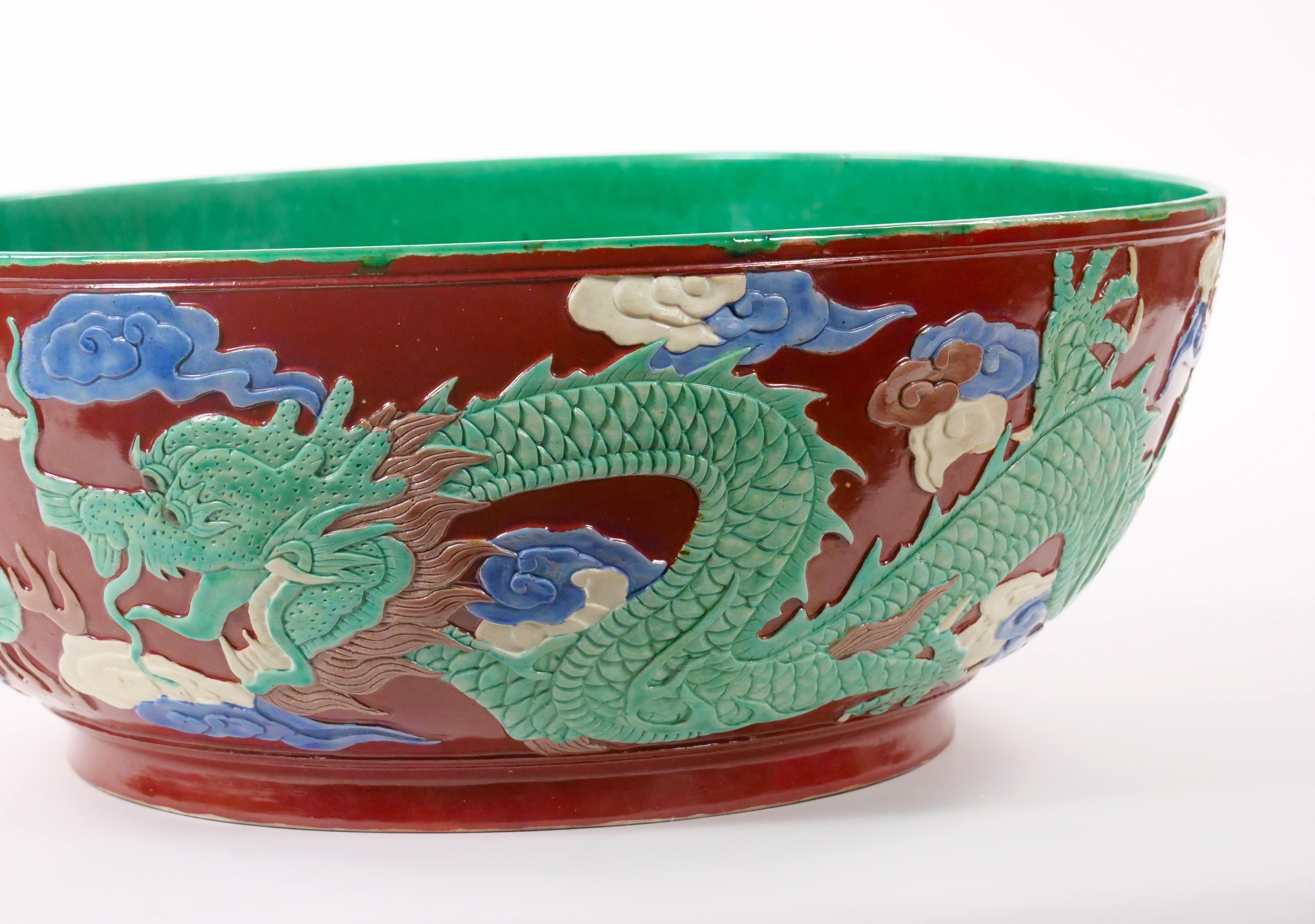 Milieu du XXe siècle Grand bol de centre de table en porcelaine chinoise Famille Verte en vente