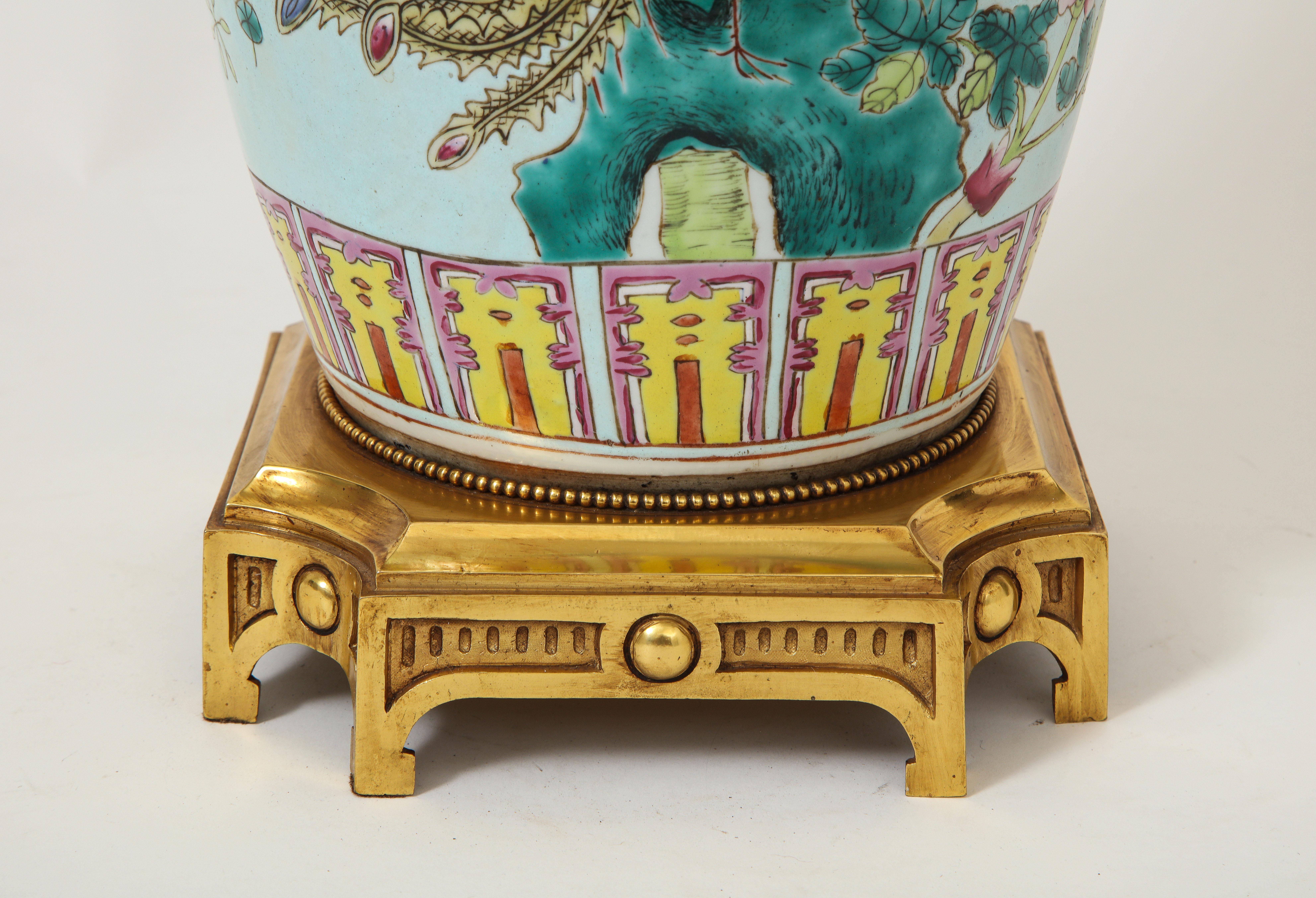 Chinesische Famille Verte-Vase aus Porzellan, montiert als Lampe im Zustand „Gut“ in New York, NY