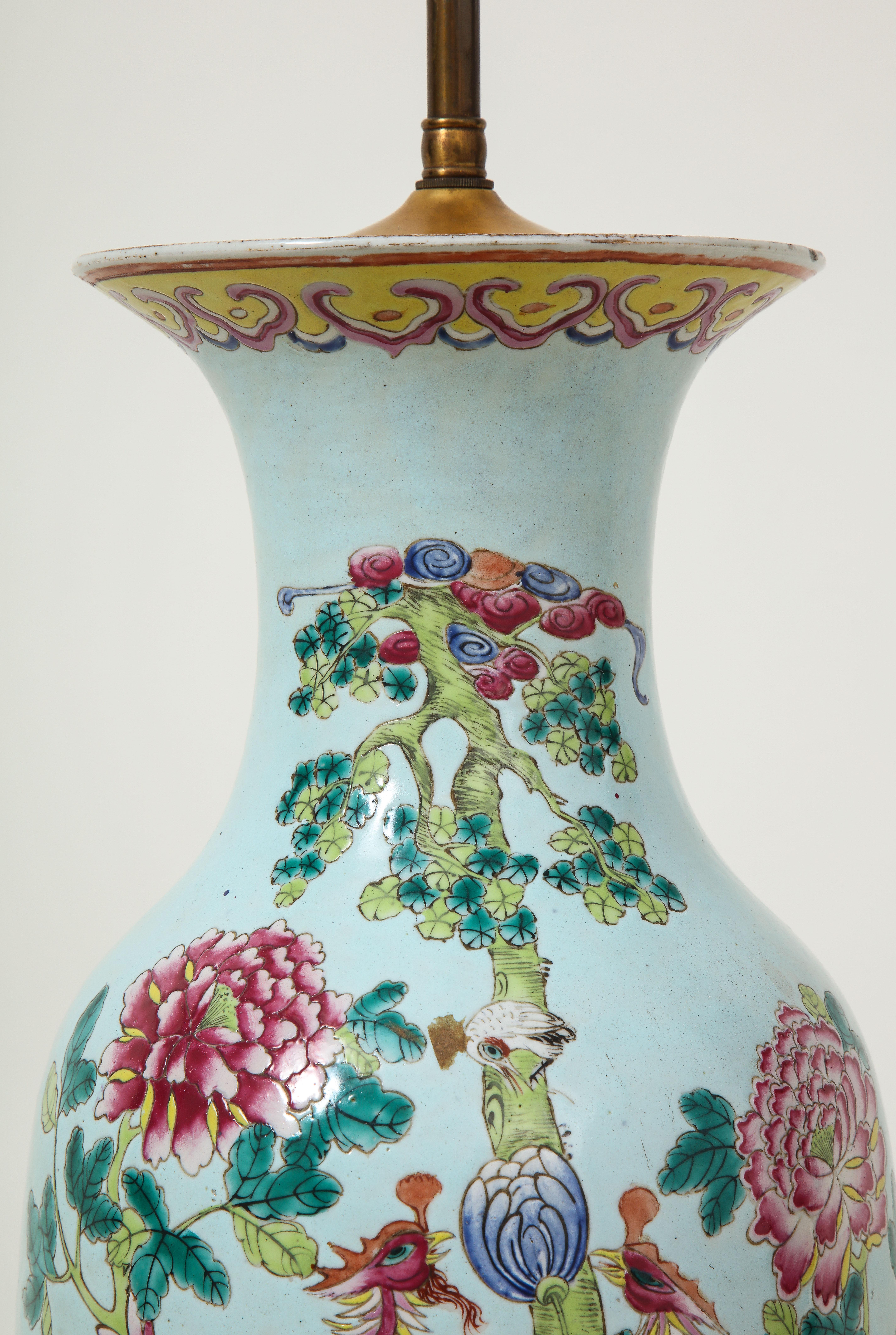 Chinesische Famille Verte-Vase aus Porzellan, montiert als Lampe 1
