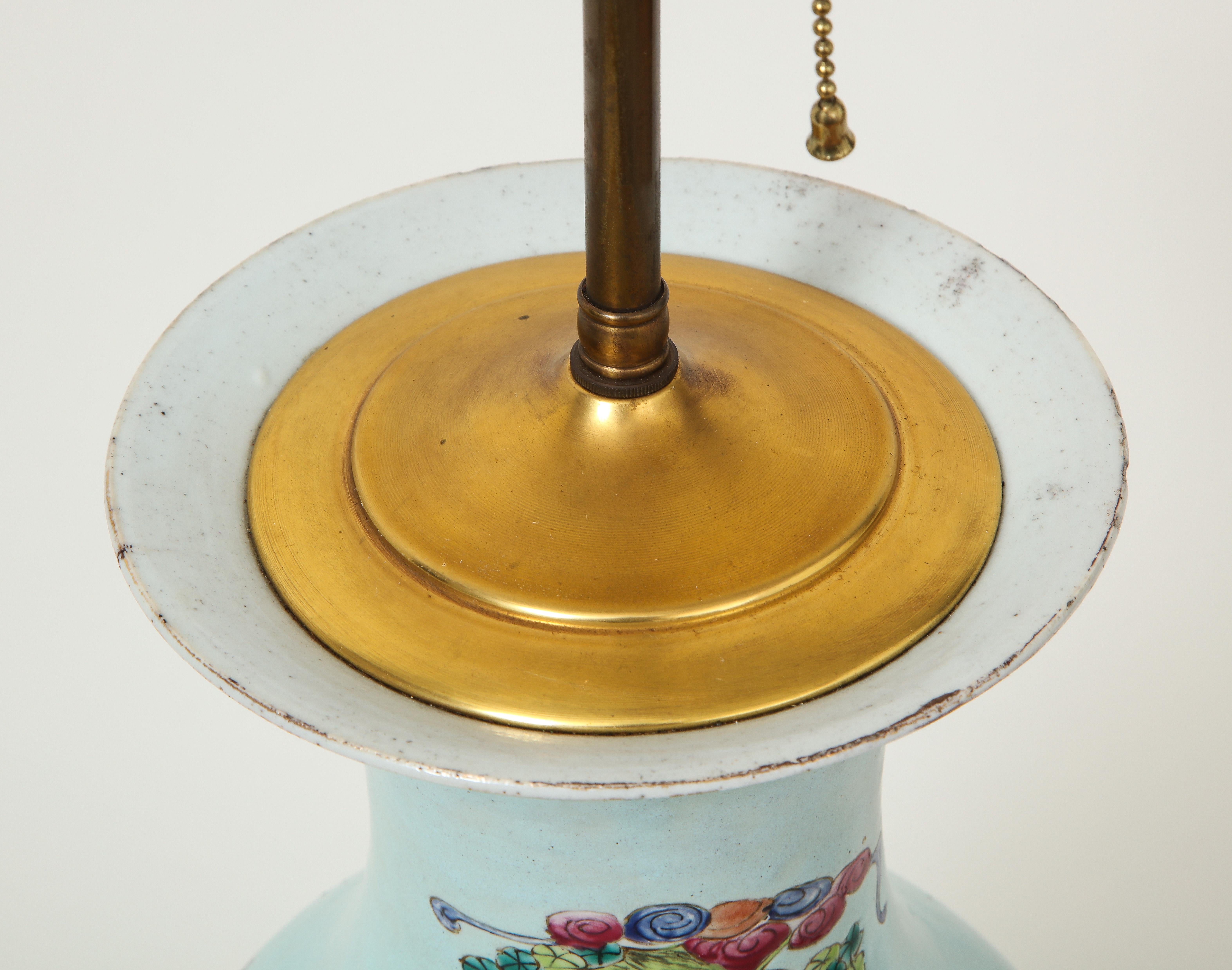 Chinesische Famille Verte-Vase aus Porzellan, montiert als Lampe 2