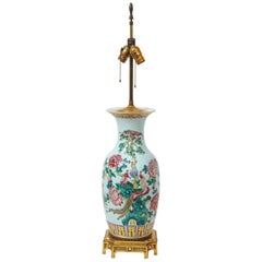 Vase en porcelaine chinoise Famille Verte monté en lampe