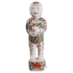 Figure d'un garçon en porcelaine chinoise, 19e siècle
