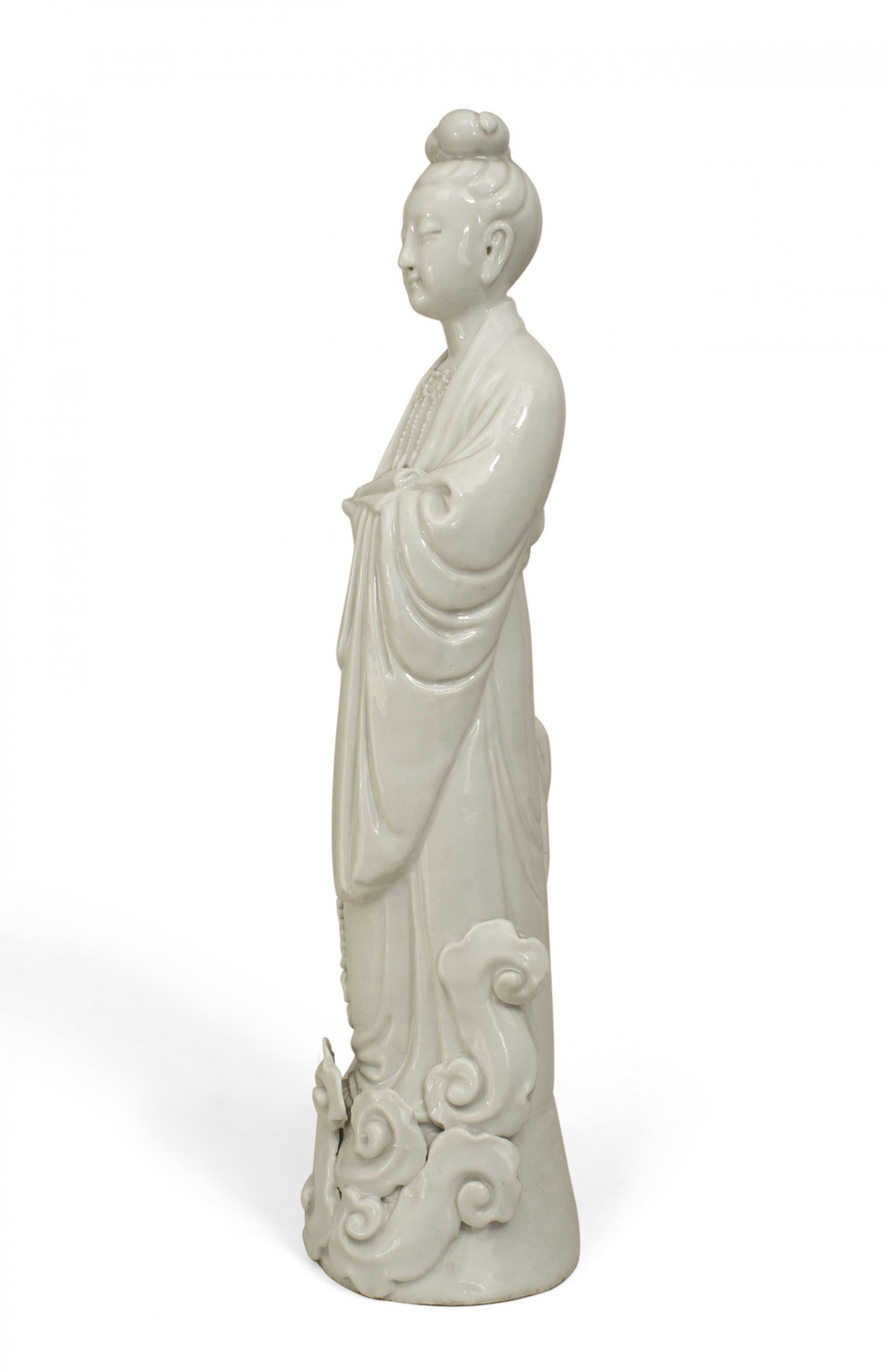 Exportation chinoise Figure en porcelaine chinoise représentant une femme debout sur des nuages en vente