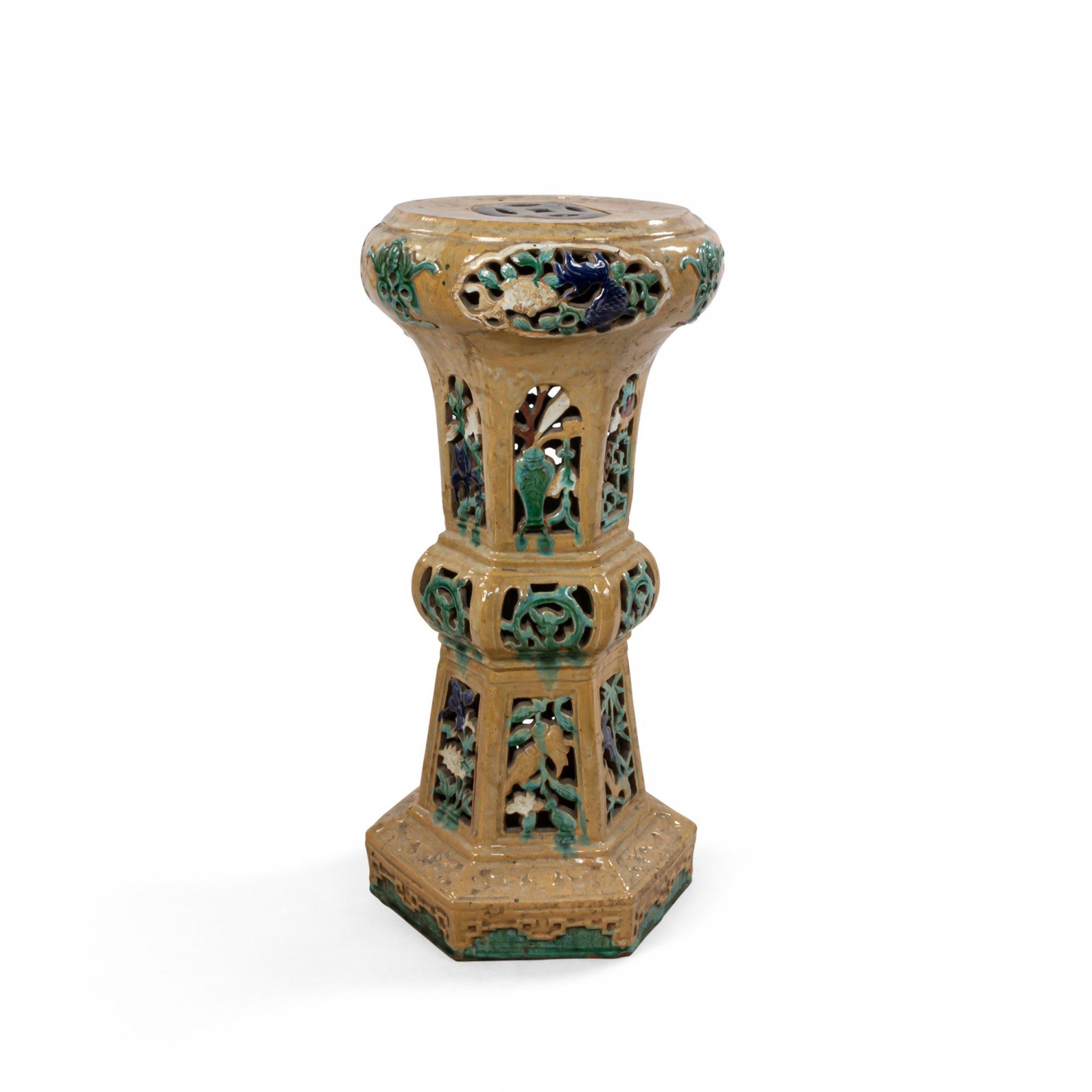 Asiatischer chinesischer Stil (19/20. Jh.), beige und aquamarinfarbenes Porzellan, filigraner Gartensitz / Sockel.
 