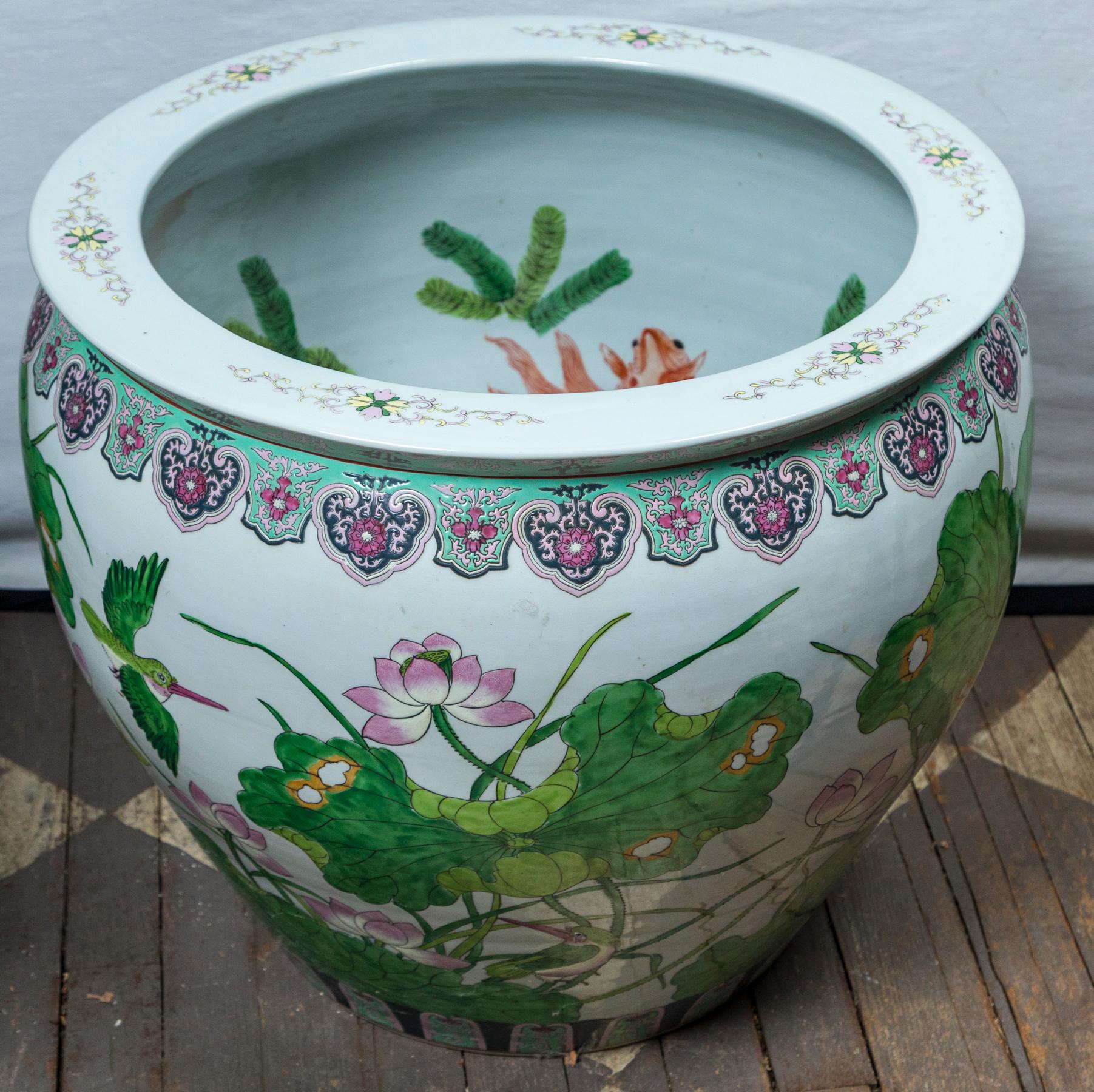 Porcelaine blanche brillante, décorée à la main à l'extérieur de plantes, d'oiseaux et en haut sous la lèvre, et sur le bord inférieur de formes de boucliers. L'intérieur est décoré de plantes aquatiques et de poissons d'or fantaisie.
Marque