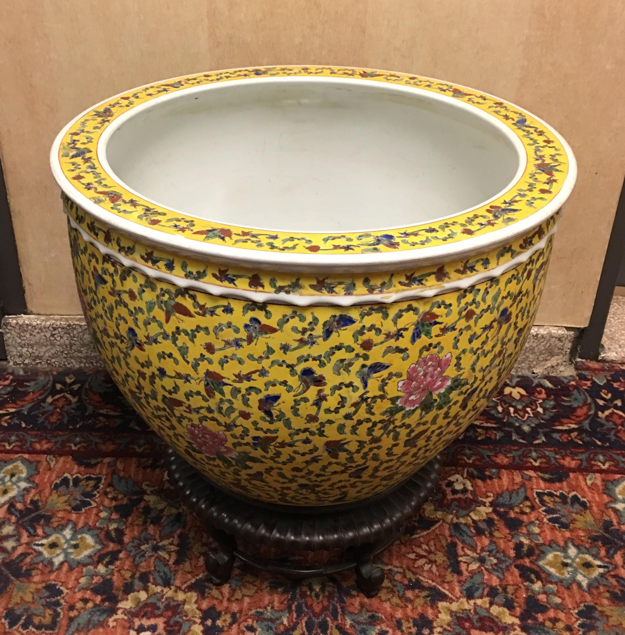 Blumenmotiv auf gelbem Grund; die angegebenen Maße beziehen sich nur auf das Fischglas und schließen den auf den Fotos gezeigten Holzsockel nicht mit ein; der Holzsockel ist nicht im Lieferumfang dieses Artikels enthalten