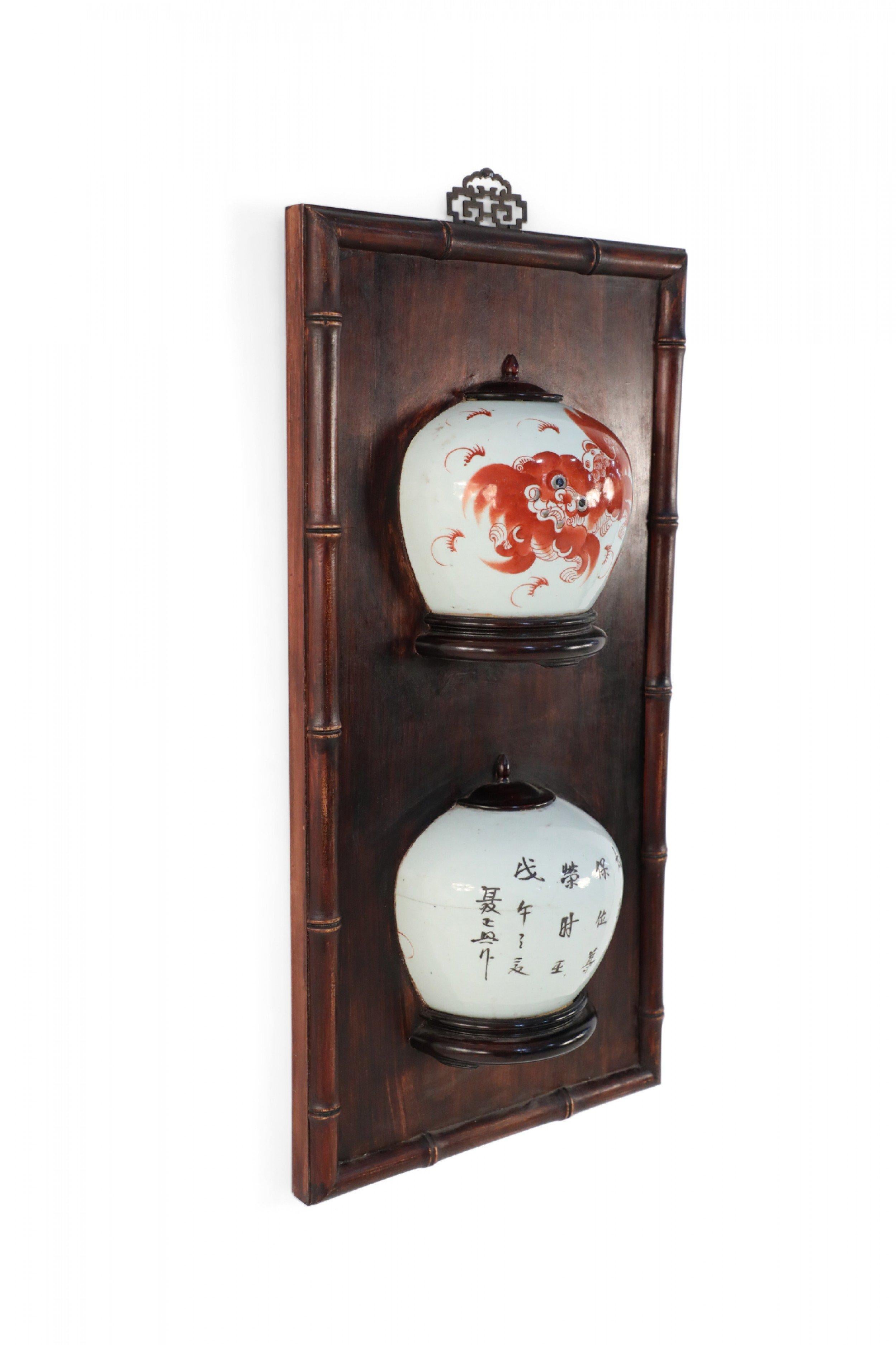 Chinese Porcelain Foo Dog Split Vase Wooden Wall Plaque In Good Condition For Sale In New York, NY