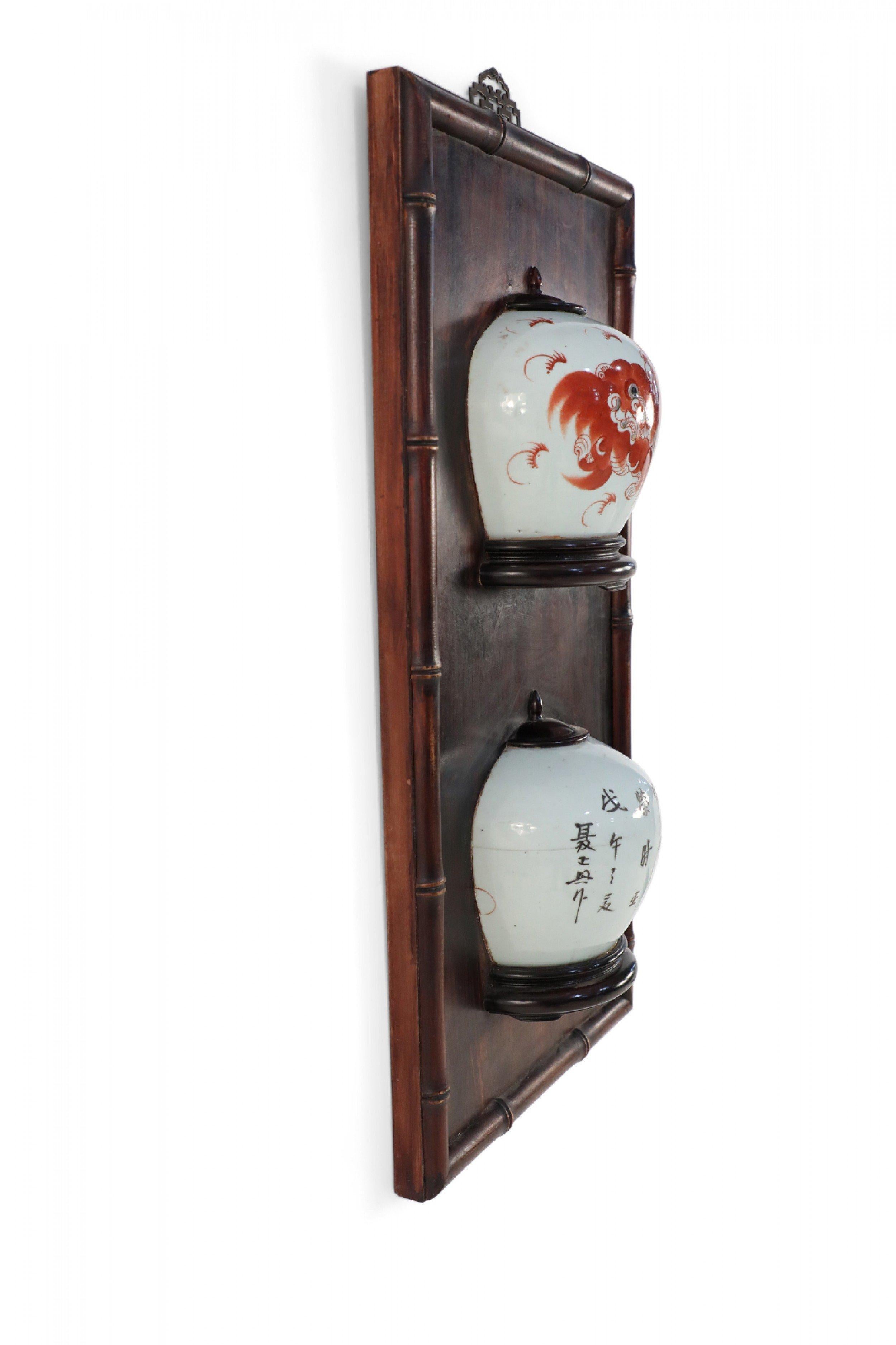 Jarrón de porcelana china Foo Dog Split Placa de pared de madera siglo XIX en venta