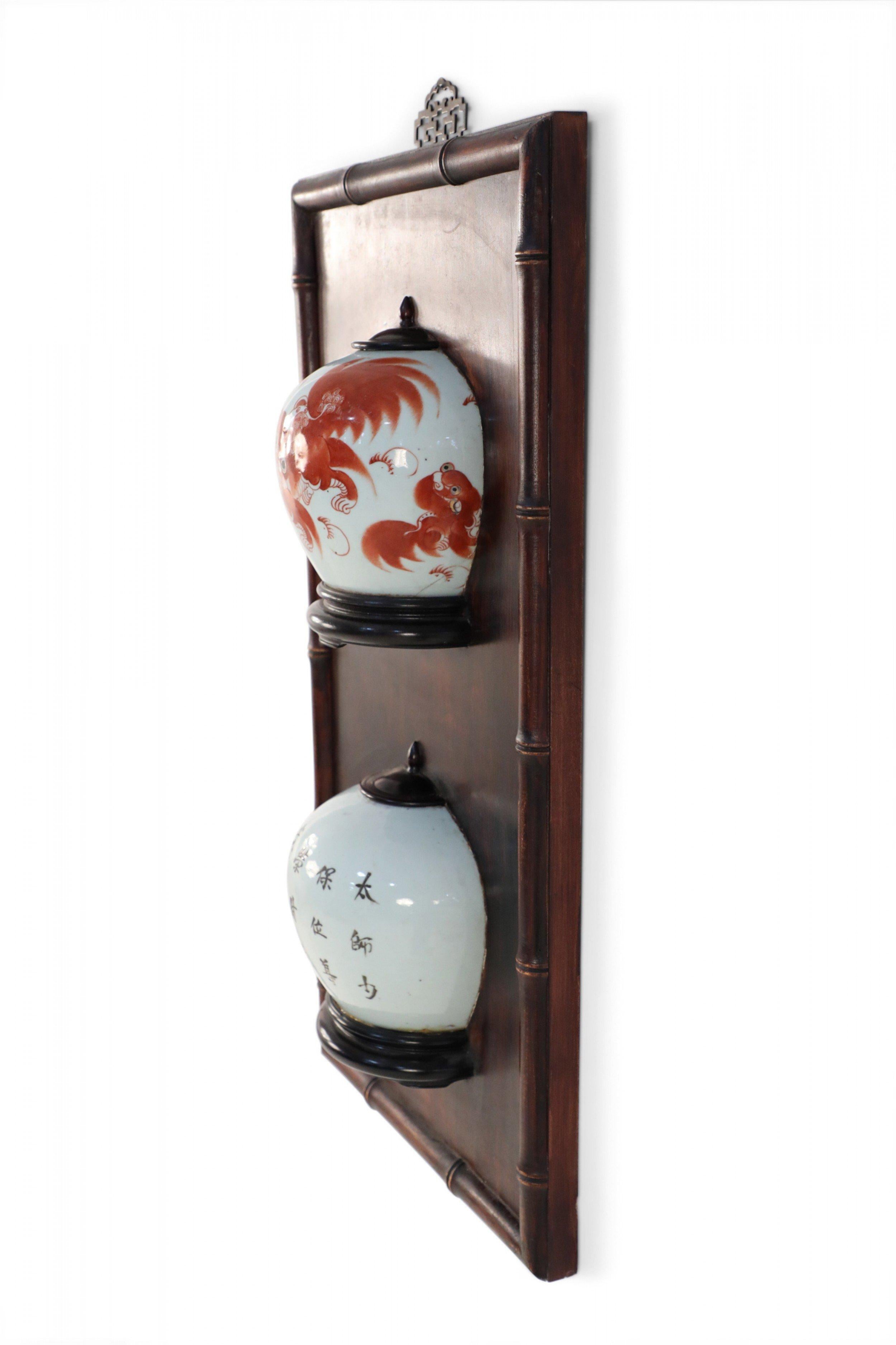 Jarrón de porcelana china Foo Dog Split Placa de pared de madera en venta 1