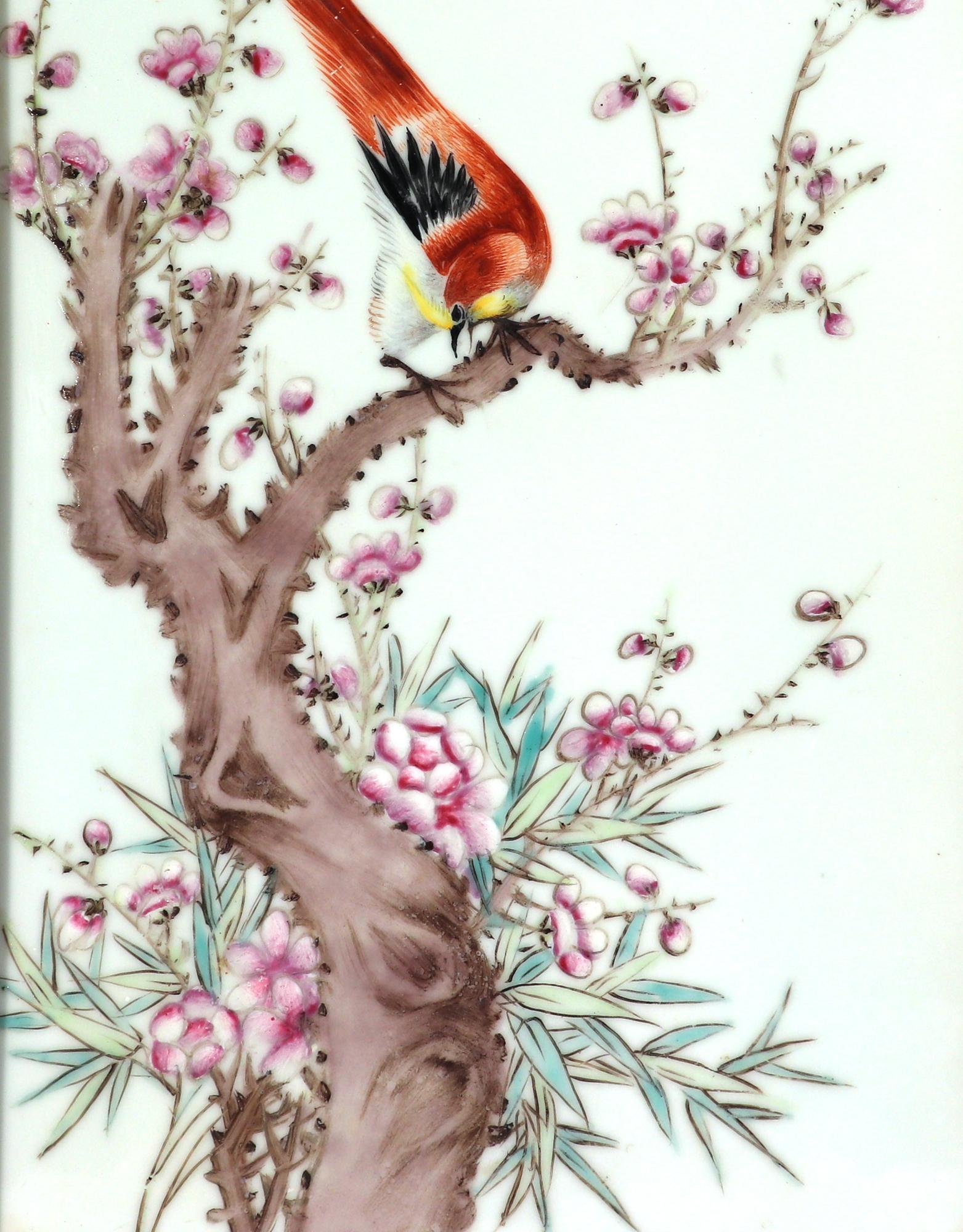 Chinois Plaque de famille rose en porcelaine chinoise encadrée représentant un faisan doré sur une branche d'arbre en vente