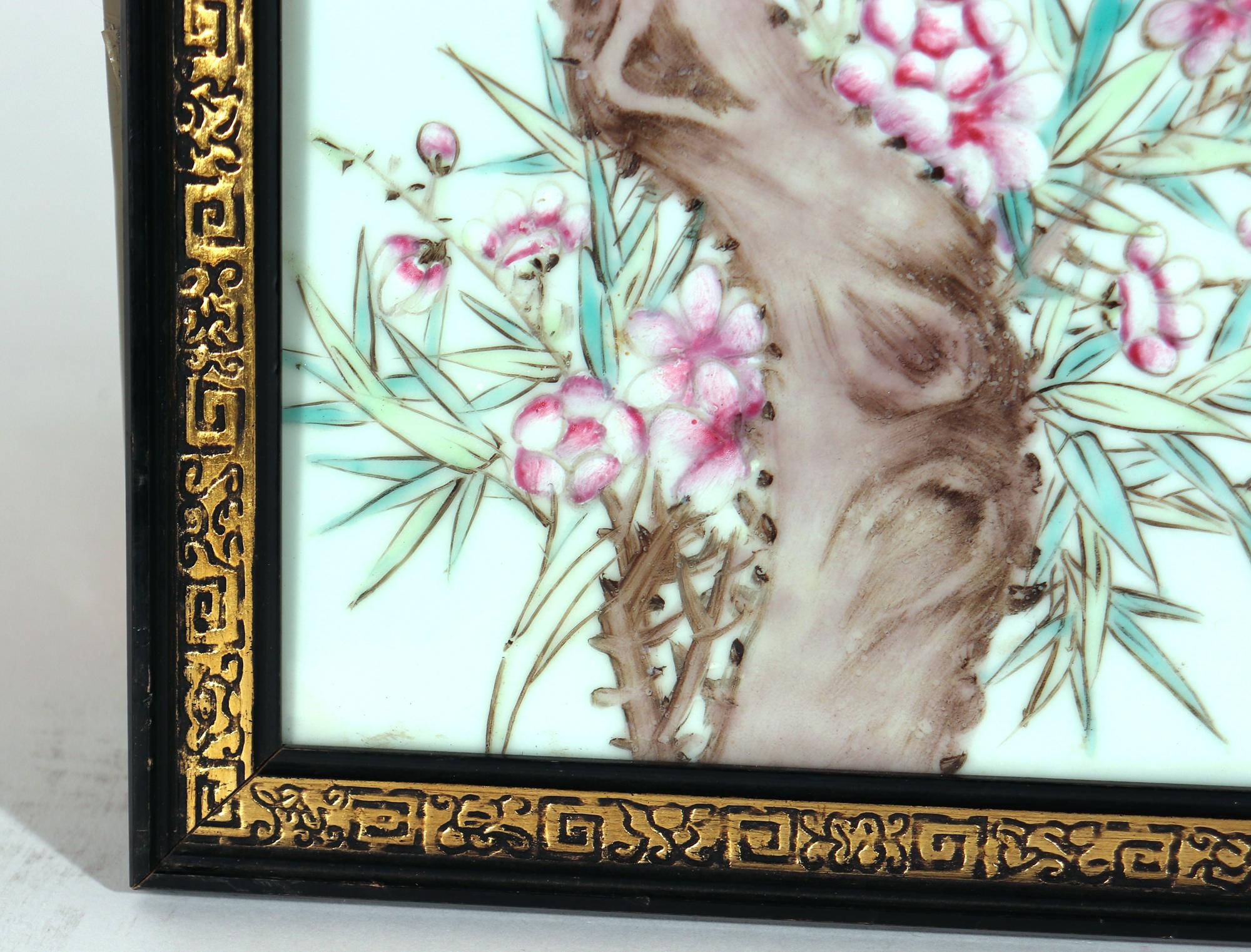 20ième siècle Plaque de famille rose en porcelaine chinoise encadrée représentant un faisan doré sur une branche d'arbre en vente