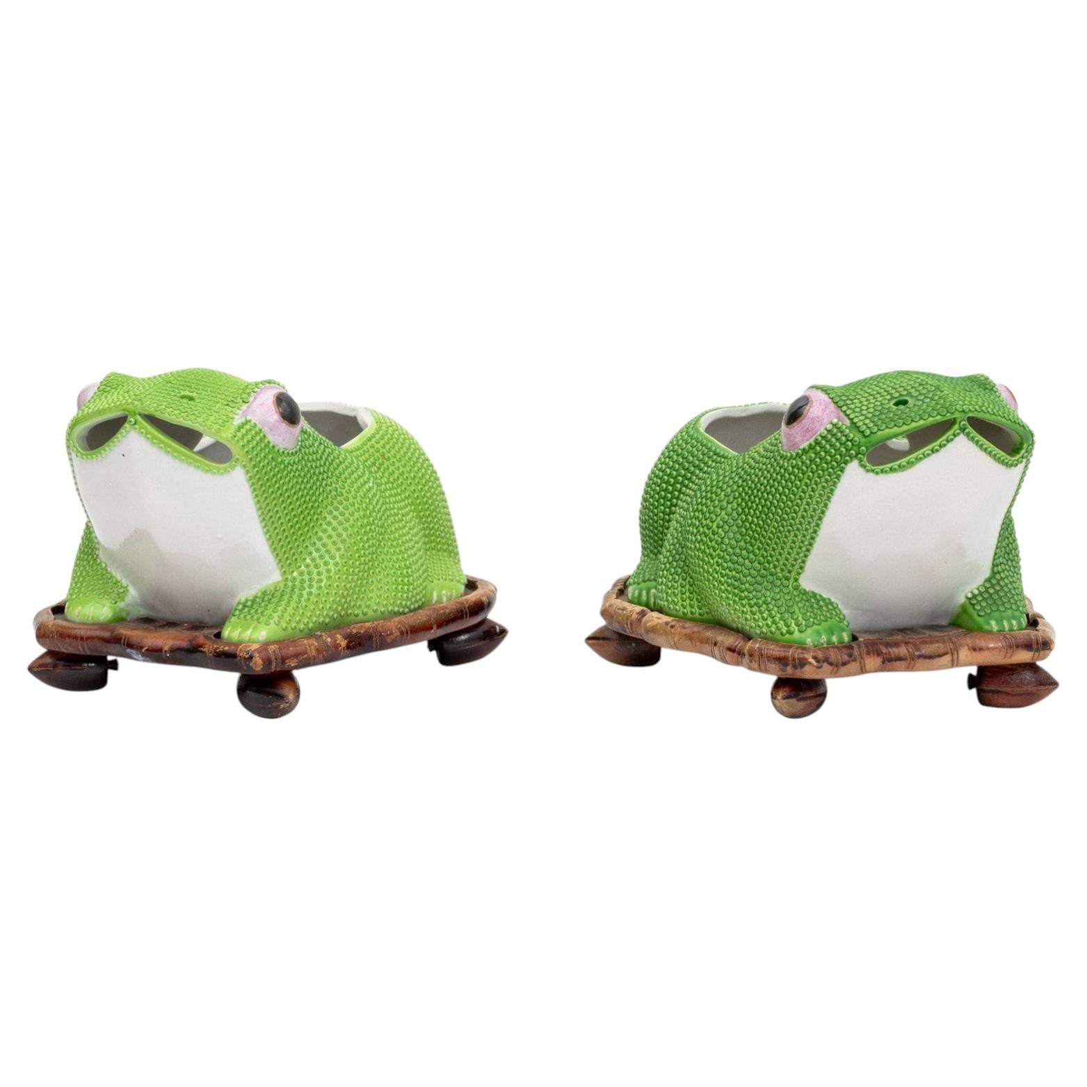 Par de maceteros chinos de porcelana con forma de rana y sus soportes en venta