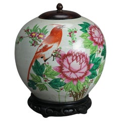 Urne en porcelaine chinoise décorée d'un jardin et d'une base en bois dur sculpté, 20e C