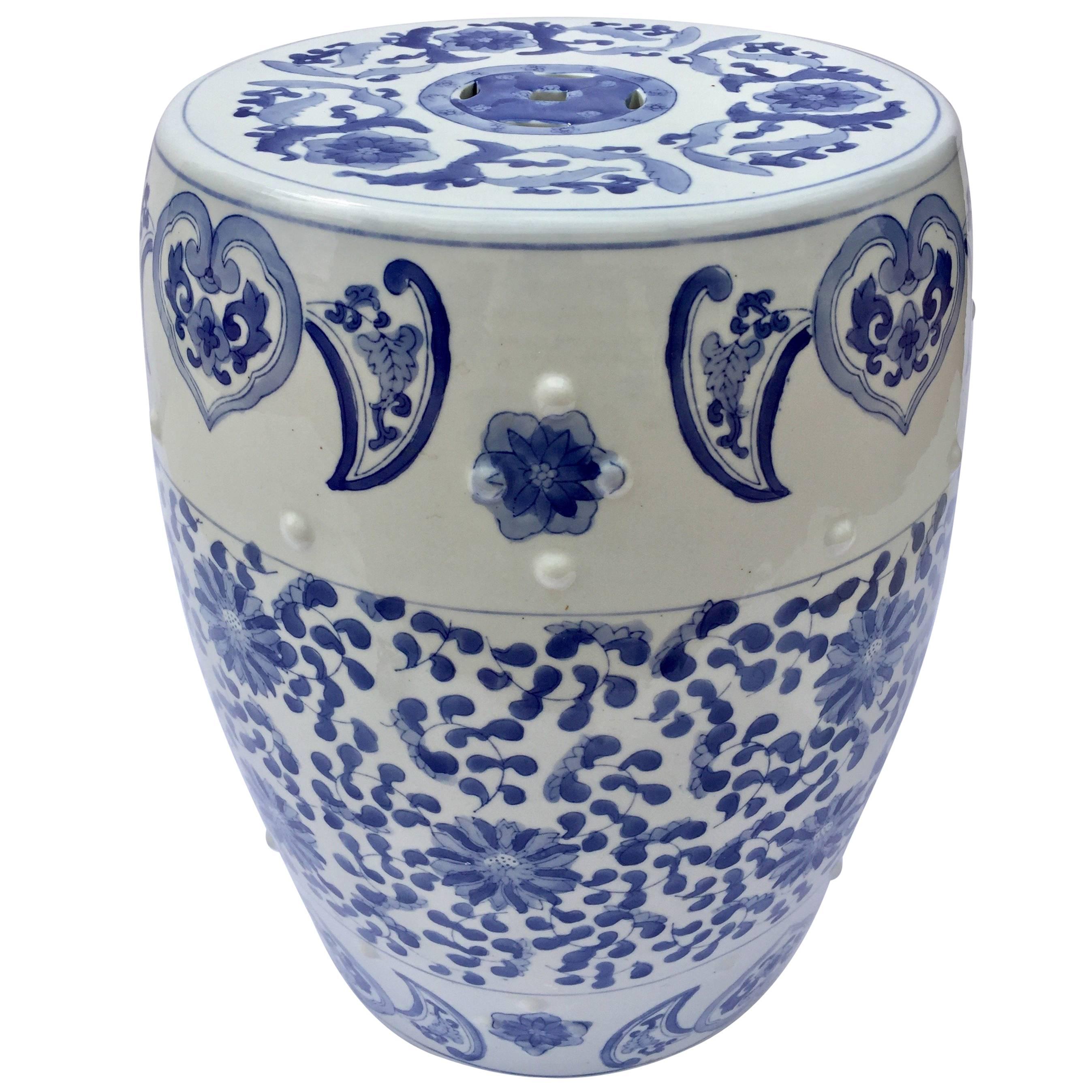 Asiatischer Gartensitz aus Keramik mit blauen und weißen Blumenmotiven
