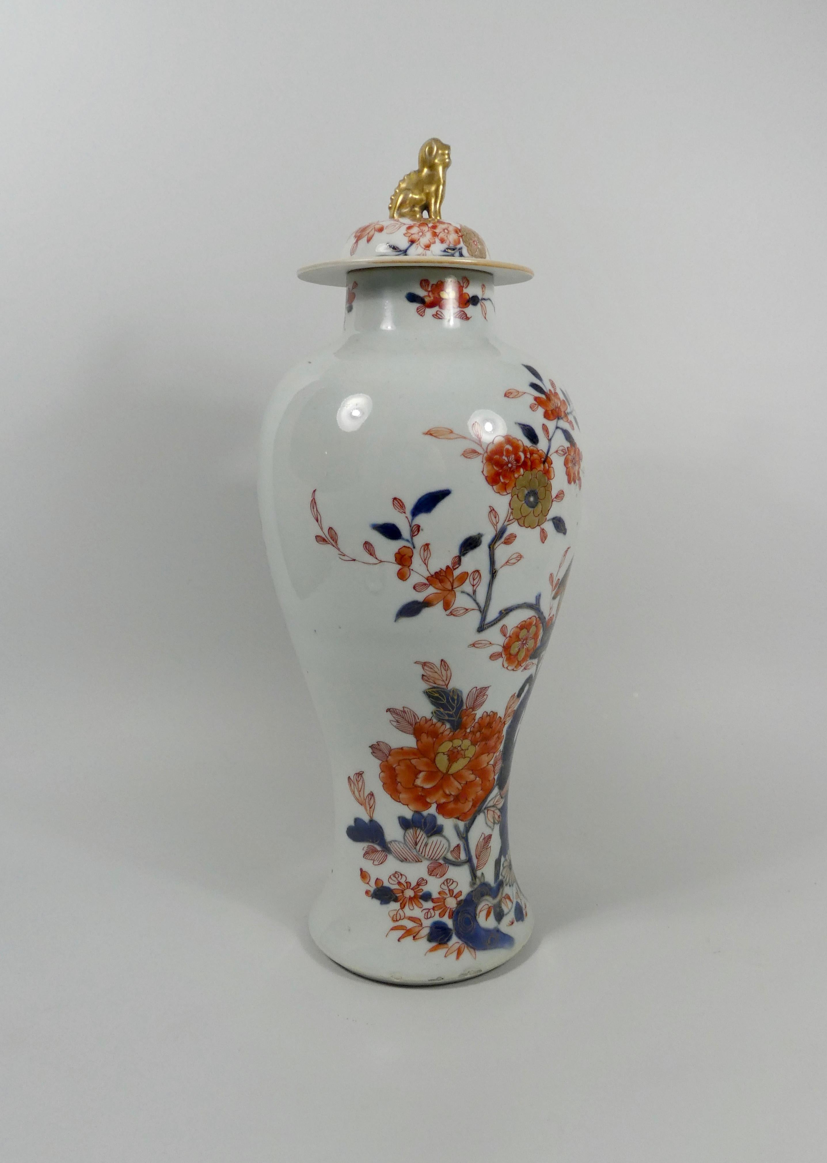 Chinese Porcelain Garniture of ‘Imari’ Vases, circa 1720, Kangxi Period In Good Condition In Gargrave, North Yorkshire