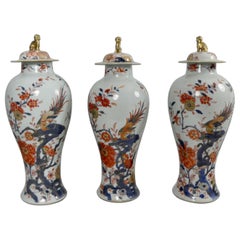 Garniture de vases "Imari" en porcelaine de Chine:: vers 1720:: période Kangxi