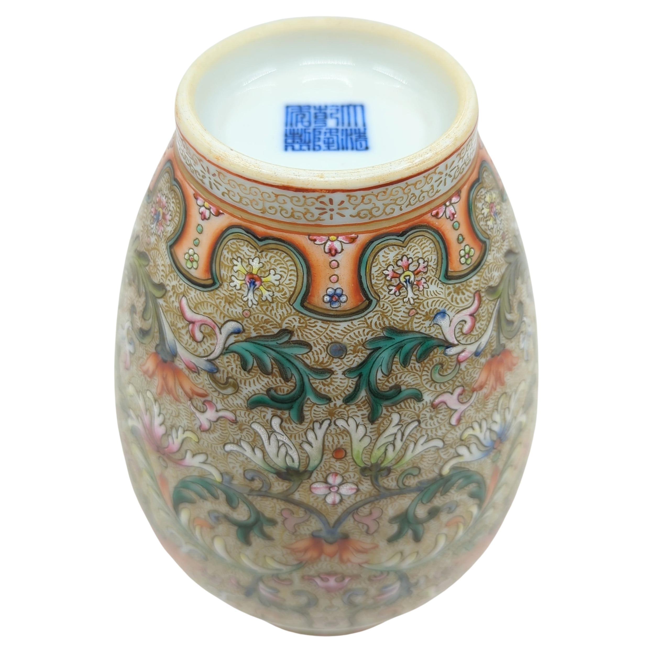 Feine chinesische Baluster-Vase aus Porzellan mit Goldgrund und geschwungenen Blattblüten, 20c  im Angebot 5