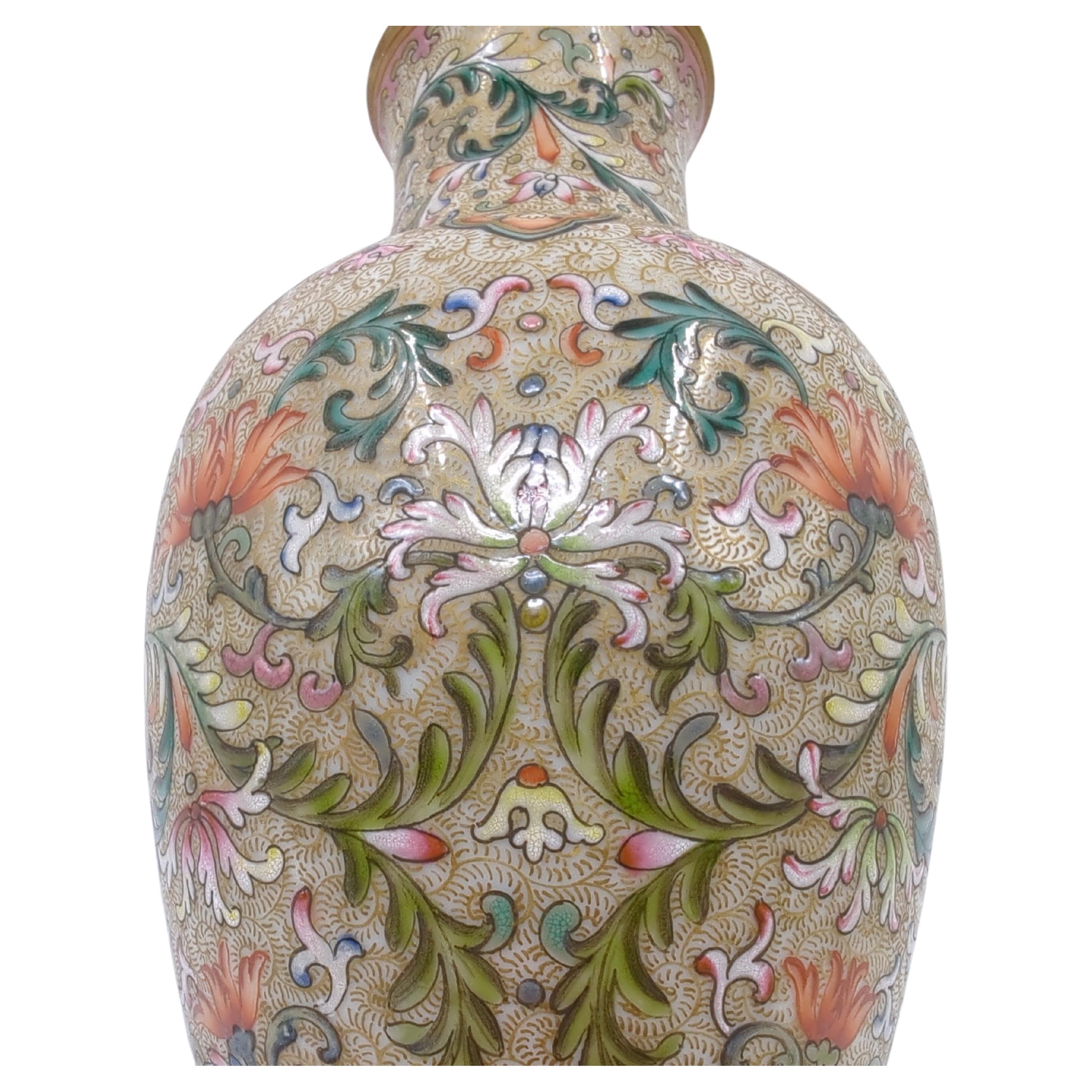 Feine chinesische Baluster-Vase aus Porzellan mit Goldgrund und geschwungenen Blattblüten, 20c  im Angebot 2