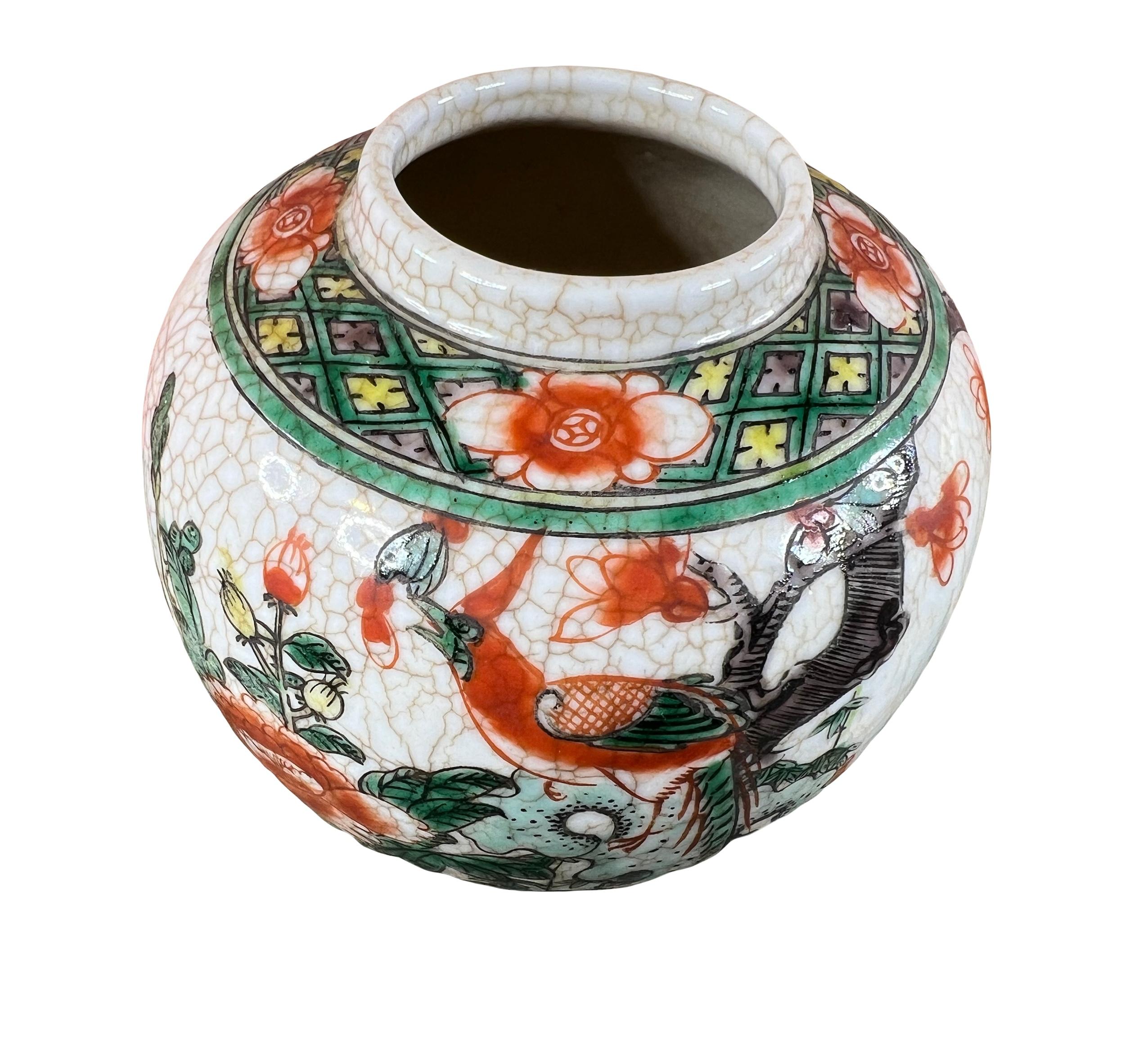 Ce pot à gingembre chinois en céramique est une véritable œuvre d'art. Son élégant décor représentant un faisan et des branches fleuries ajoute un charme asiatique à votre espace. 

Datant de la fin du 19e ou du début du 20e siècle, il reflète