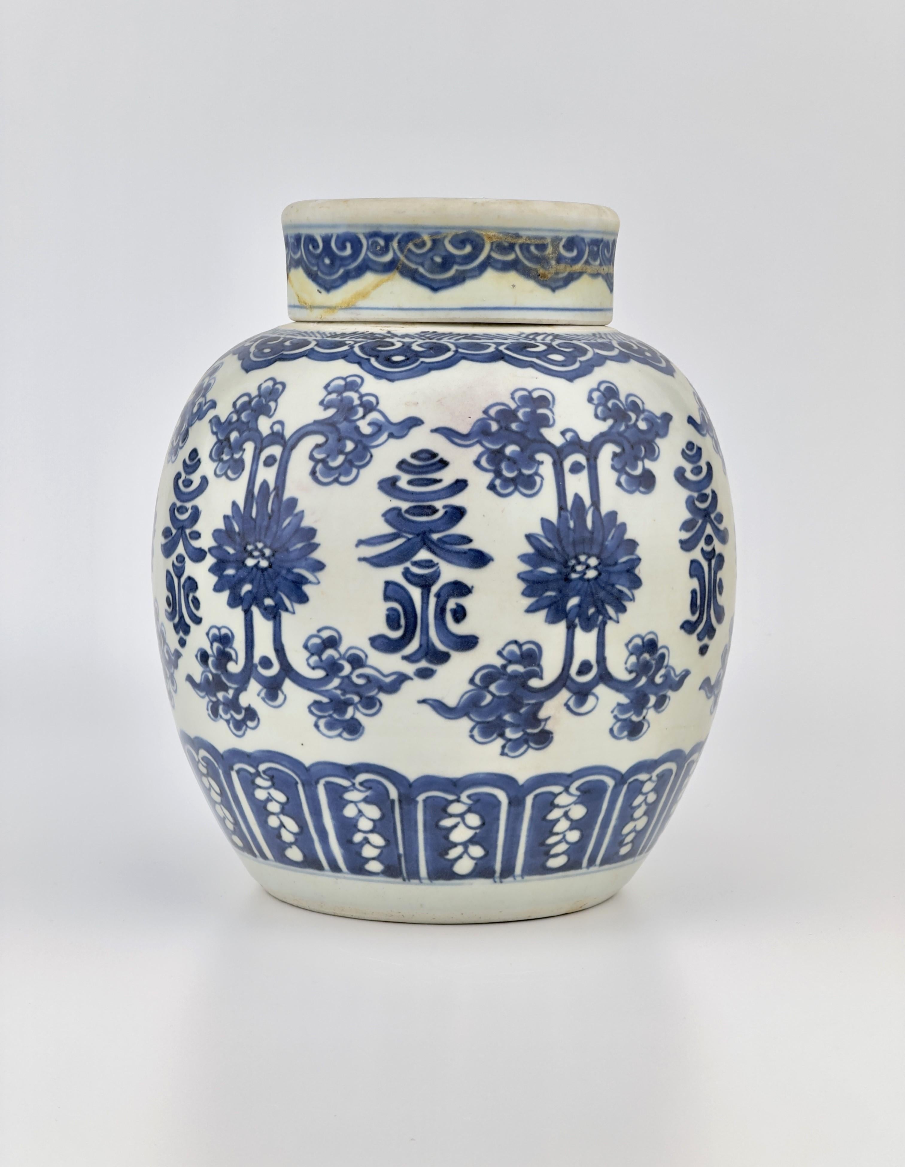 A Chinese porcelain ginger jar, Yongzheng period, painted in underglaze blue with lotus blooms and shou(水, meaning 'Water') characters beneath a ruyi border, underglaze blue double ring mark to base

Period : Qing Dynasty, Yongzheng