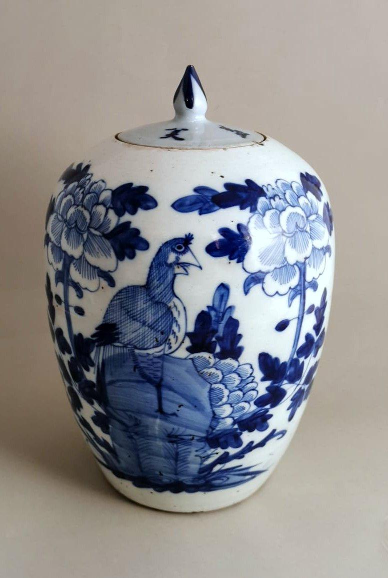 We kindly suggest that you read the entire description, as with it we try to give you detailed technical and historical information to guarantee the authenticity of our objects.
Antique and rare Chinese ginger jar with lid; the jar has on the front