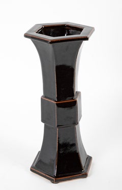 Sechseckige Vase aus chinesischem Porzellan in Gu-Form mit Schokoladenglasur