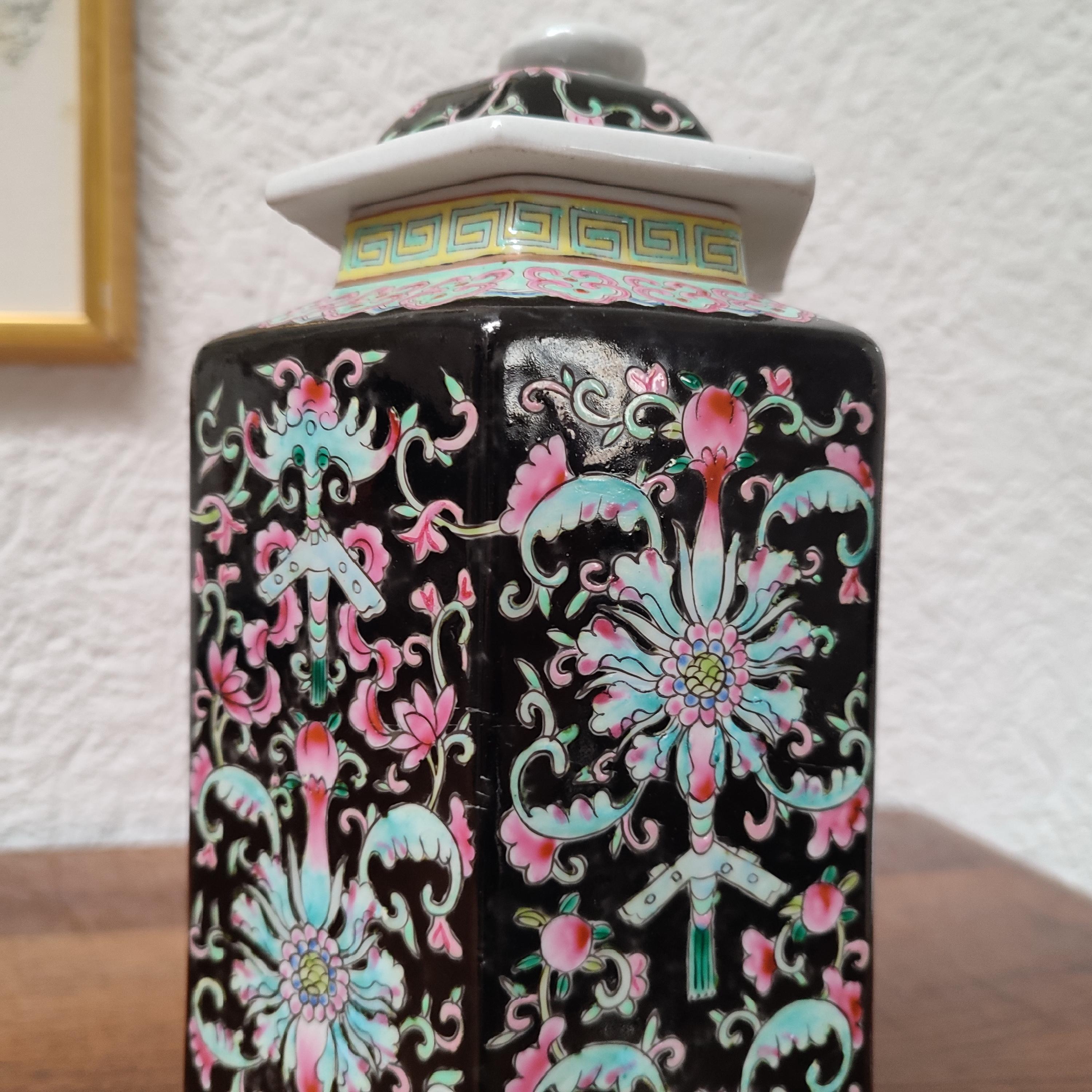 Chinese Porcelain Hexagonal Jar with Cover, 19th Century For Sale 7
