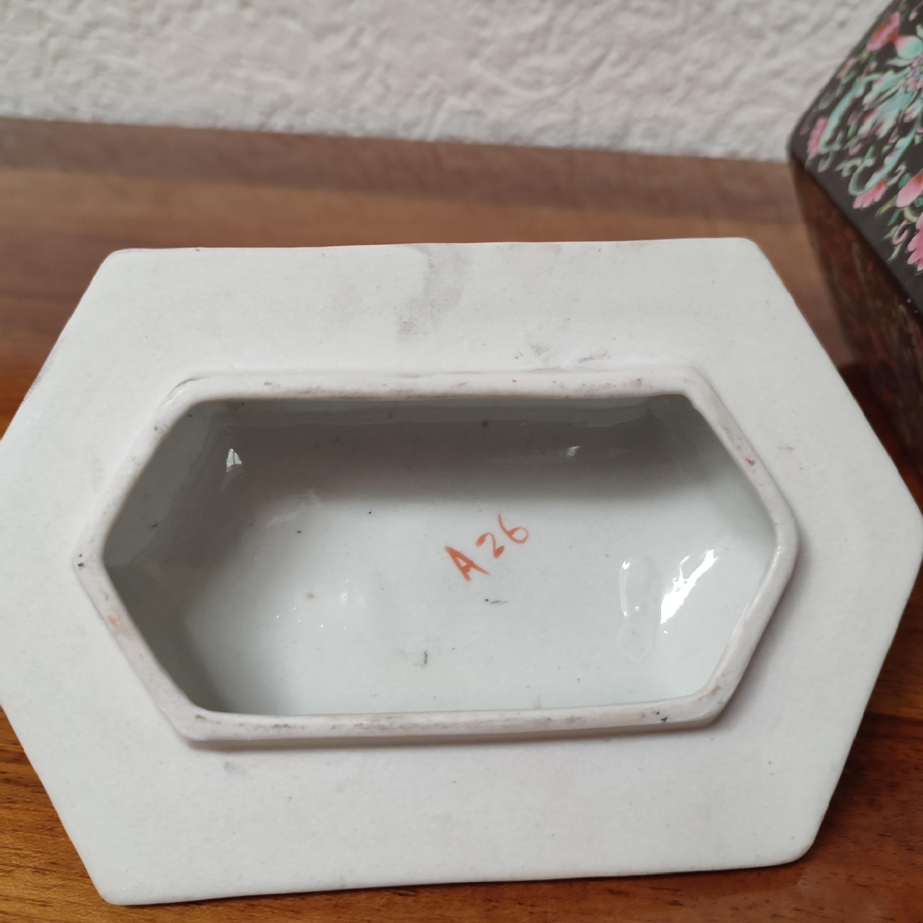 Chinese Porcelain Hexagonal Jar with Cover, 19th Century For Sale 9