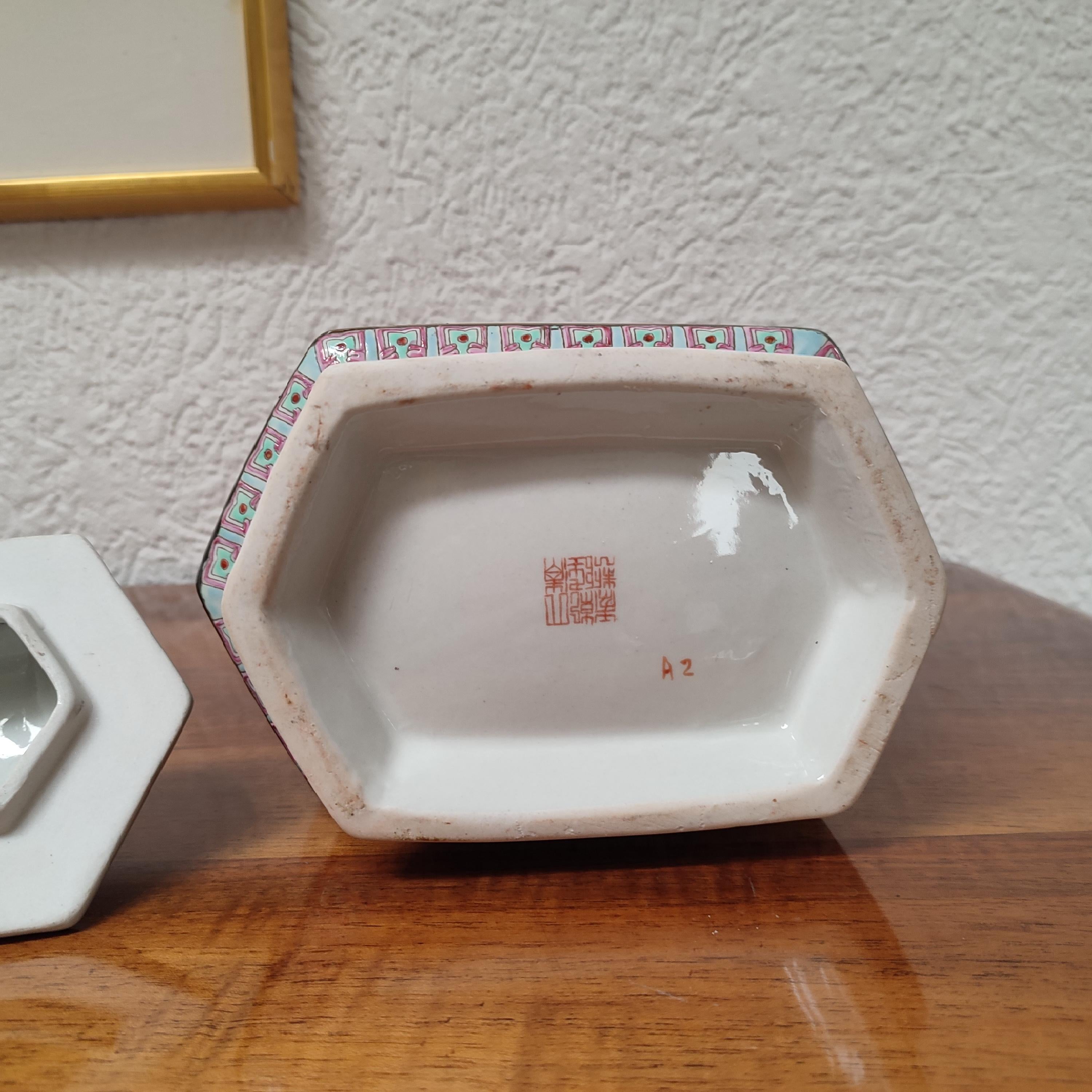 Sechseckiges chinesisches Porzellangefäß mit Deckel und Deckel, 19. Jahrhundert im Angebot 9