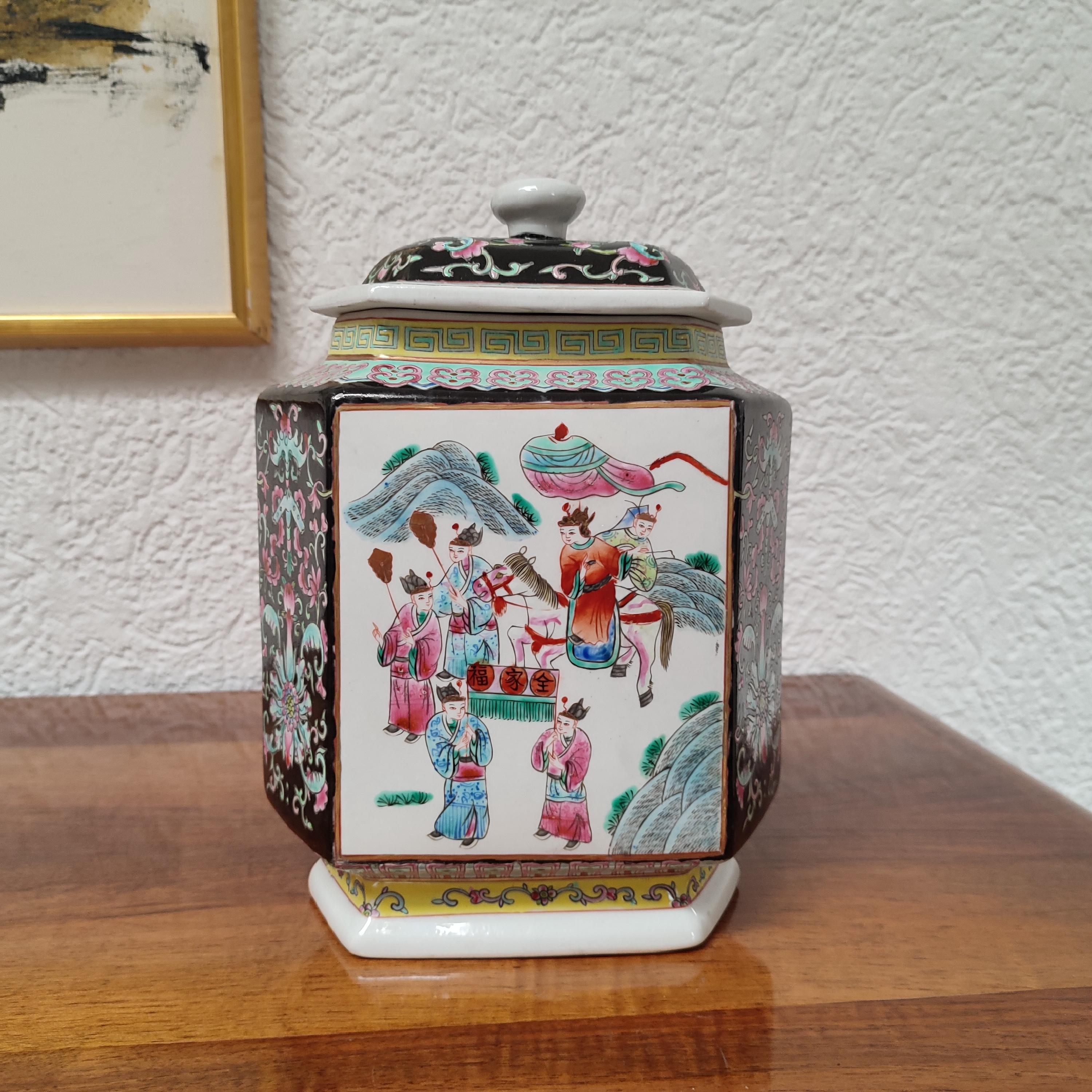 Chinese Porcelain Hexagonal Jar with Cover, 19th Century For Sale 1