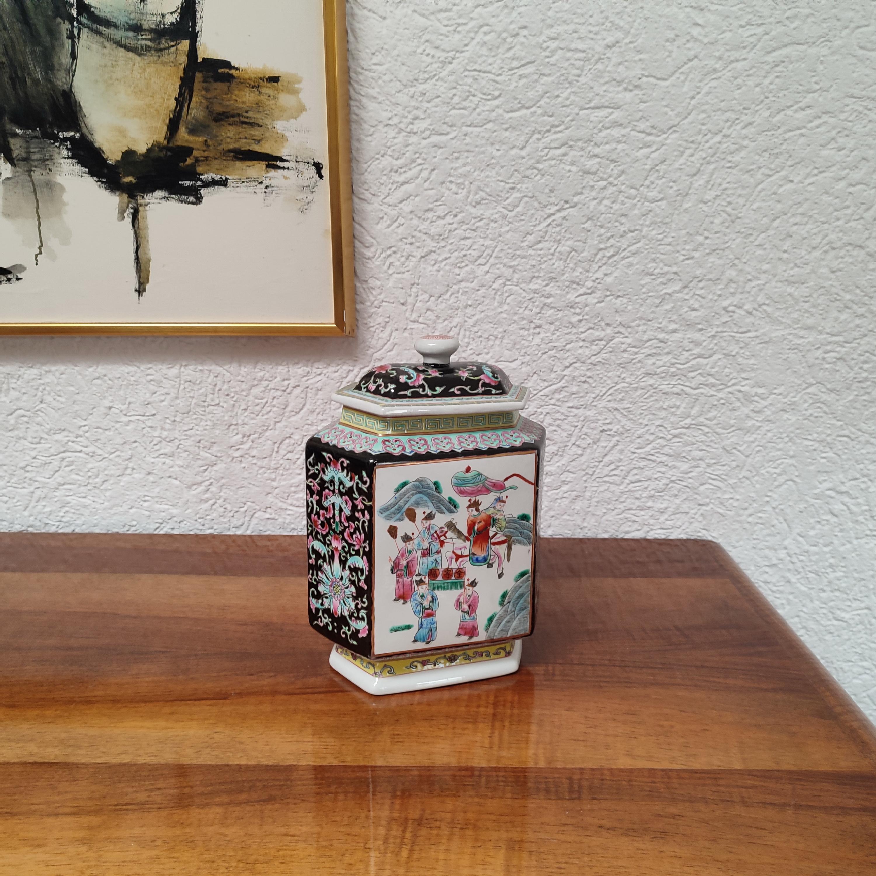 Chinese Porcelain Hexagonal Jar with Cover, 19th Century For Sale 3