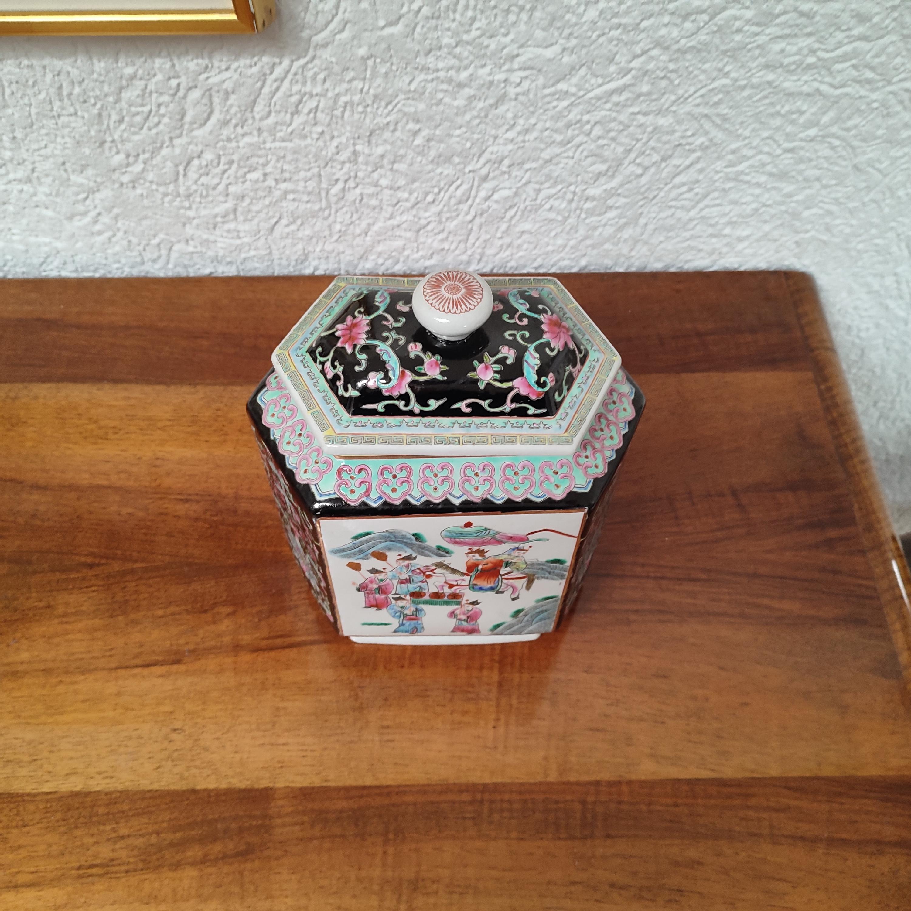 Chinese Porcelain Hexagonal Jar with Cover, 19th Century For Sale 4
